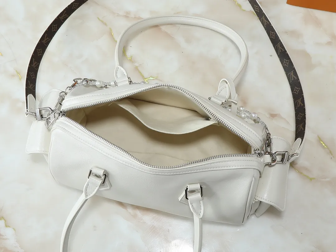 💰300💰Upgraded from the original M12934 M12965. This Speedy Cargo handbag is from the LV Vibe series, renewing the classic design of the 1930s with avant-garde touches. The glossy sheepskin body is embellished with a Monogram address plate, paying tribute to the brand's long trunk-making heritage. Plenty of space to easily store your daily needs, and the detachable leather shoulder strap allows for a variety of carrying methods. Dimensions: 28 x 17 x 12 cm (LxHxW)