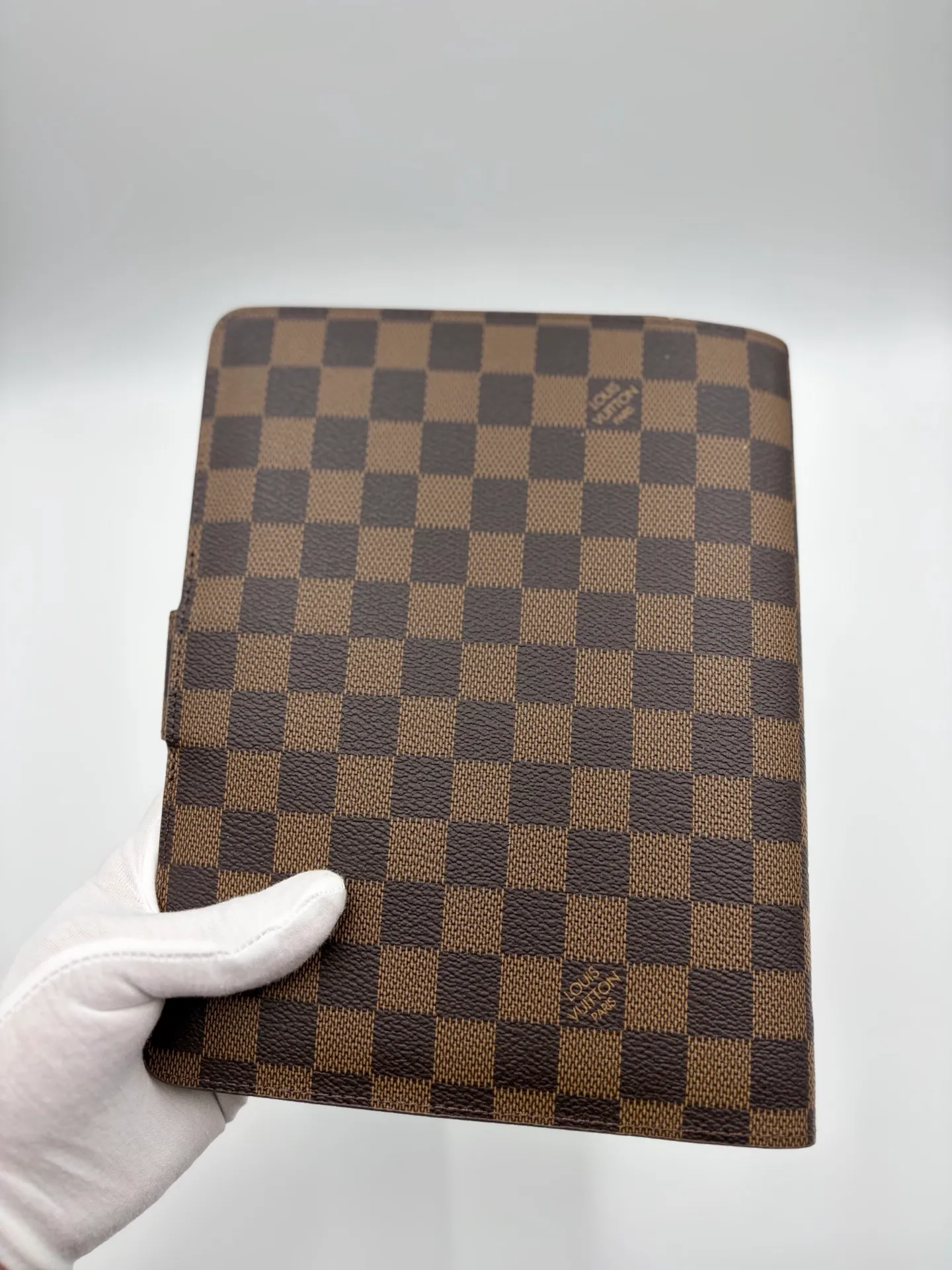 2026 hot model shipped, model M20002❤️This small notepad cover is made of Monogram canvas, can hold three credit cards, and can also be used as an address book, notebook or calendar. 18 x 23 cm (Length x Height) - Epi leather embossed with delicate LV initials and interlaced textured leather lining - Button closure - Six-ring binder with three rings in a set, six credit card slots and two internal compartments - Notepad insert available separately 👉