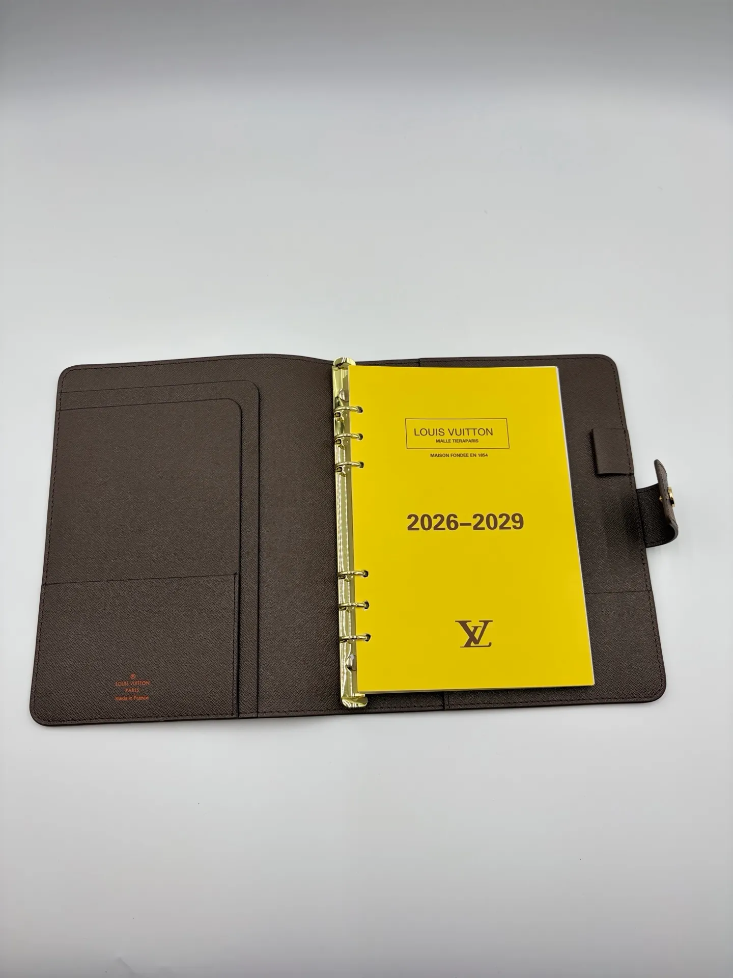 2026 hot model shipped, model M20002❤️This small notepad cover is made of Monogram canvas, can hold three credit cards, and can also be used as an address book, notebook or calendar. 18 x 23 cm (Length x Height) - Epi leather embossed with delicate LV initials and interlaced textured leather lining - Button closure - Six-ring binder with three rings in a set, six credit card slots and two internal compartments - Notepad insert available separately 👉