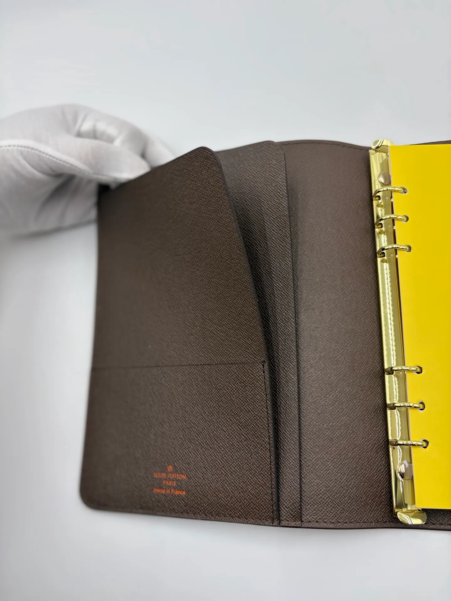 2026 hot model shipped, model M20002❤️This small notepad cover is made of Monogram canvas, can hold three credit cards, and can also be used as an address book, notebook or calendar. 18 x 23 cm (Length x Height) - Epi leather embossed with delicate LV initials and interlaced textured leather lining - Button closure - Six-ring binder with three rings in a set, six credit card slots and two internal compartments - Notepad insert available separately 👉