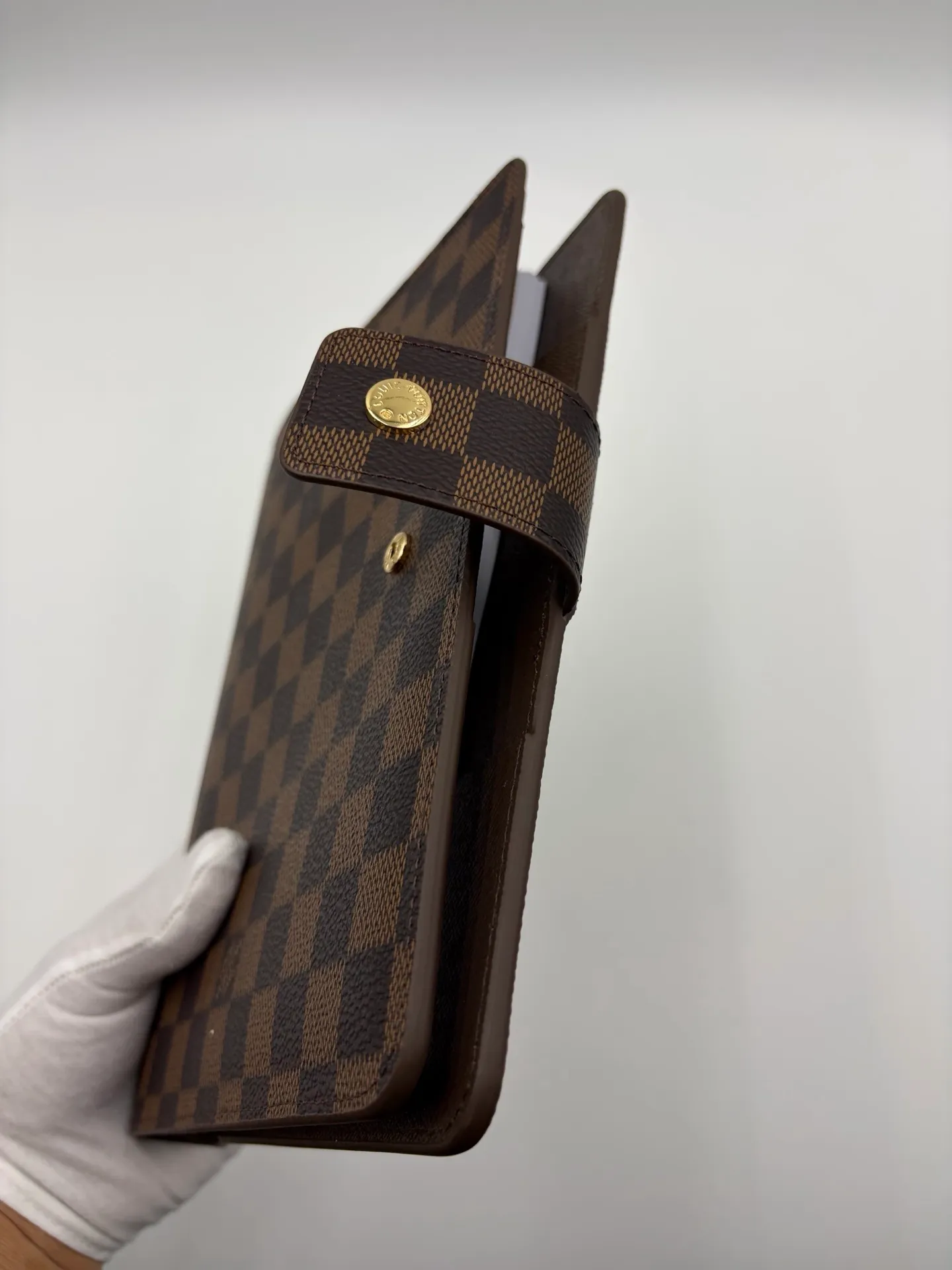 2026 hot model shipped, model M20002❤️This small notepad cover is made of Monogram canvas, can hold three credit cards, and can also be used as an address book, notebook or calendar. 18 x 23 cm (Length x Height) - Epi leather embossed with delicate LV initials and interlaced textured leather lining - Button closure - Six-ring binder with three rings in a set, six credit card slots and two internal compartments - Notepad insert available separately 👉
