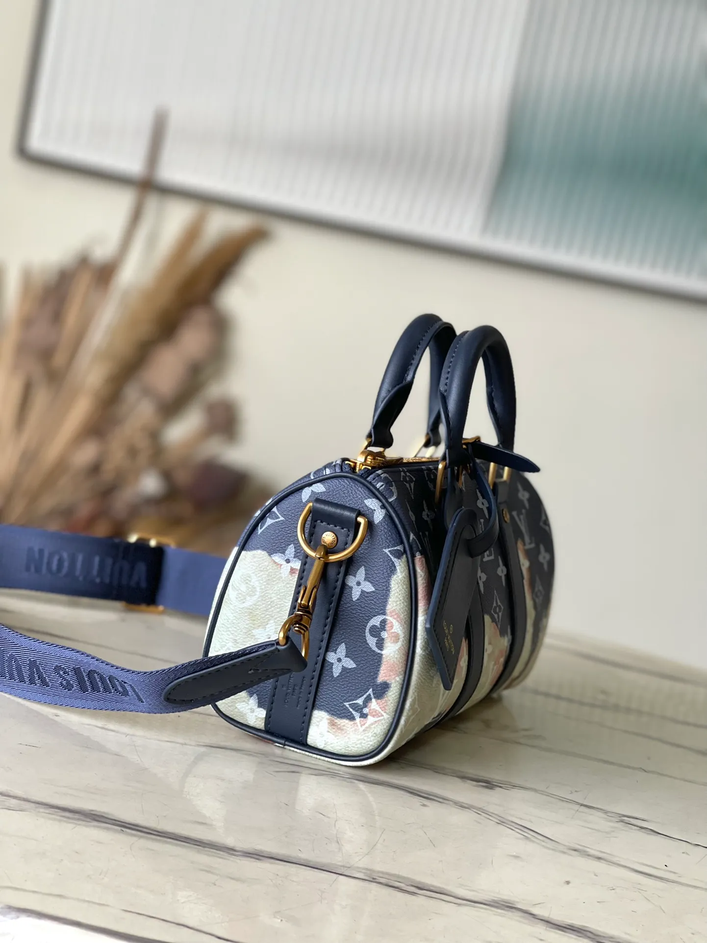 💰980 Top Original Order M46804 Blue Flower Men's Bag Pillow Bag Series Acc KEEPALL BANDOULIÈRE 25 Handbag Made of fine grain Taurillon Monogram leather, the color embellishment on the dark Monogram canvas injects vitality into the design. Blue flame rose silk screen printing, handbag details echo the original design, including leather top handles and side straps and other details, and has a detachable and adjustable length wide shoulder strap, which can be carried on the shoulder or crossbody. Dimensions: 25x15x11 cm
