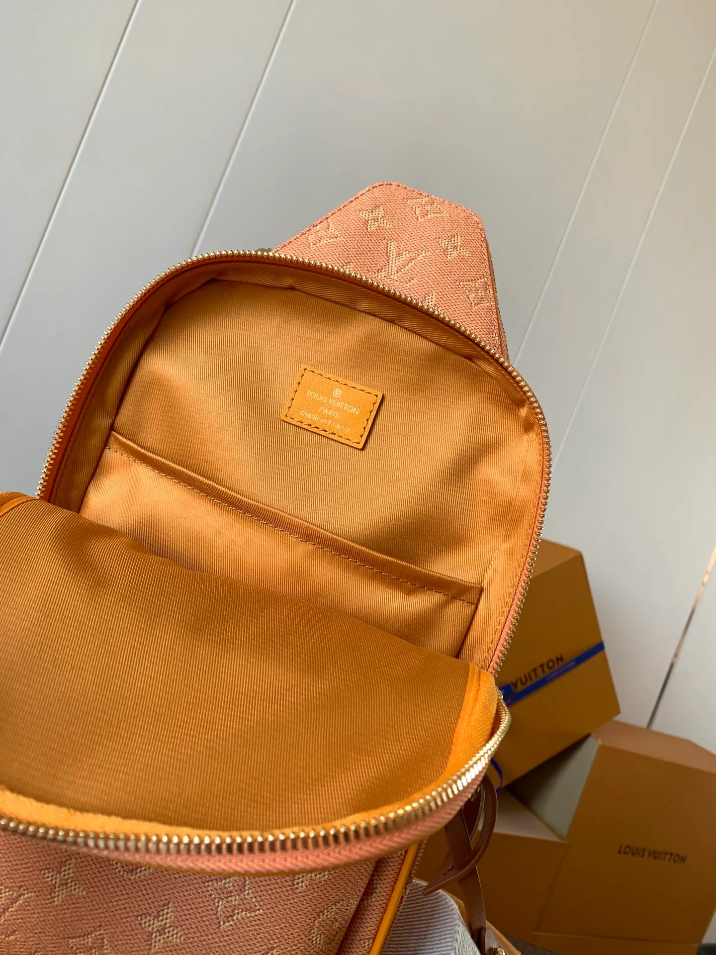 💰980 Top Original Order M12869 Yellow Top Original Order Transcoding Chip AVENUE Shoulder Bag The Avenue shoulder bag made of Damier Graphite canvas is the perfect companion for urban life: small and fashionable, showing a casual and uninhibited attitude. "Smart" shoulder strap design, suitable for carrying on the left or right shoulder. Styling design to improve carrying comfort; double zipper opening and closing design to ensure safe placement of valuables Dimensions 20 x 31 x 10cm