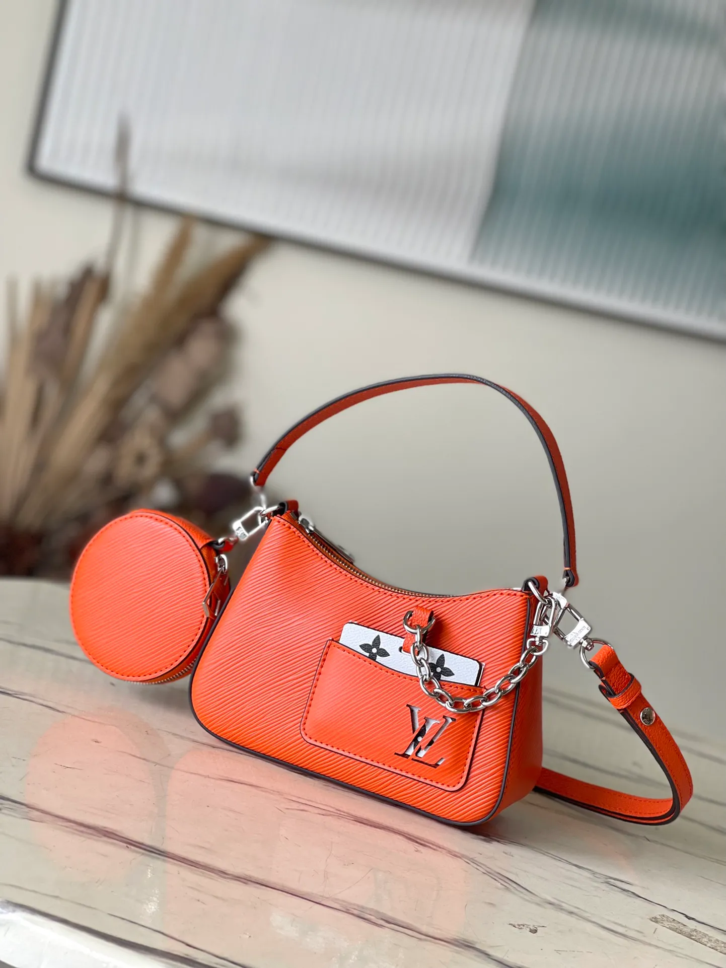 💰1300 (top layer leather) top original order M22736 orange Marellini handbag uses the iconic Epi leather, integrating the smart elements of the Marelle handbag into a more compact configuration. The round coin purse can be removed at will and fixed to the bag's mirror-studded front patch pocket via a chain. Dimensions: 19×13.5×6.5 cm