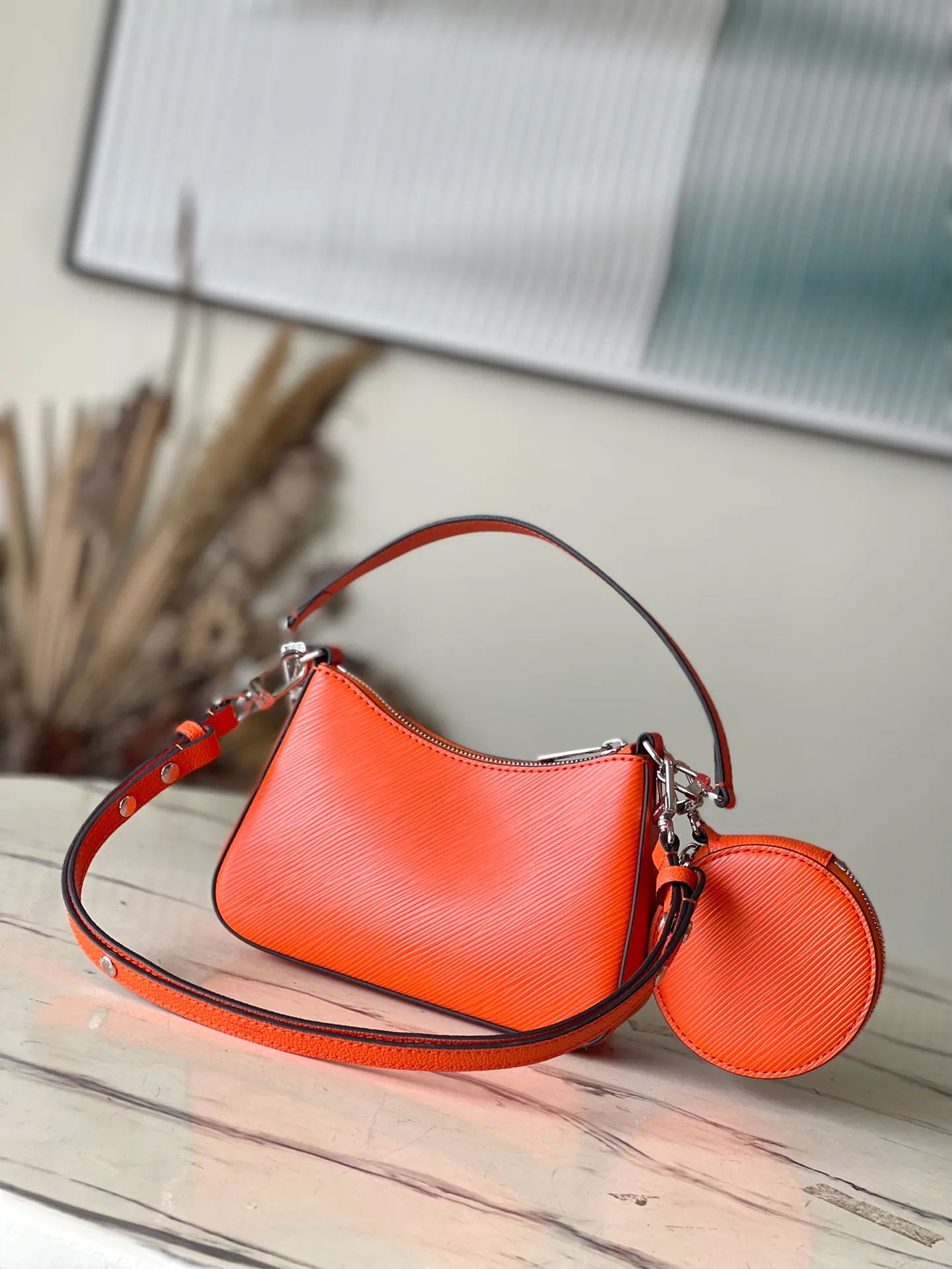 💰1300 (top layer leather) top original order M22736 orange Marellini handbag uses the iconic Epi leather, integrating the smart elements of the Marelle handbag into a more compact configuration. The round coin purse can be removed at will and fixed to the bag's mirror-studded front patch pocket via a chain. Dimensions: 19×13.5×6.5 cm