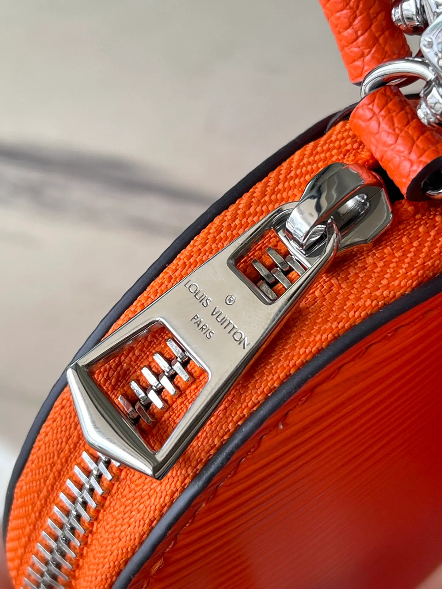 💰1300 (top layer leather) top original order M22736 orange Marellini handbag uses the iconic Epi leather, integrating the smart elements of the Marelle handbag into a more compact configuration. The round coin purse can be removed at will and fixed to the bag's mirror-studded front patch pocket via a chain. Dimensions: 19×13.5×6.5 cm