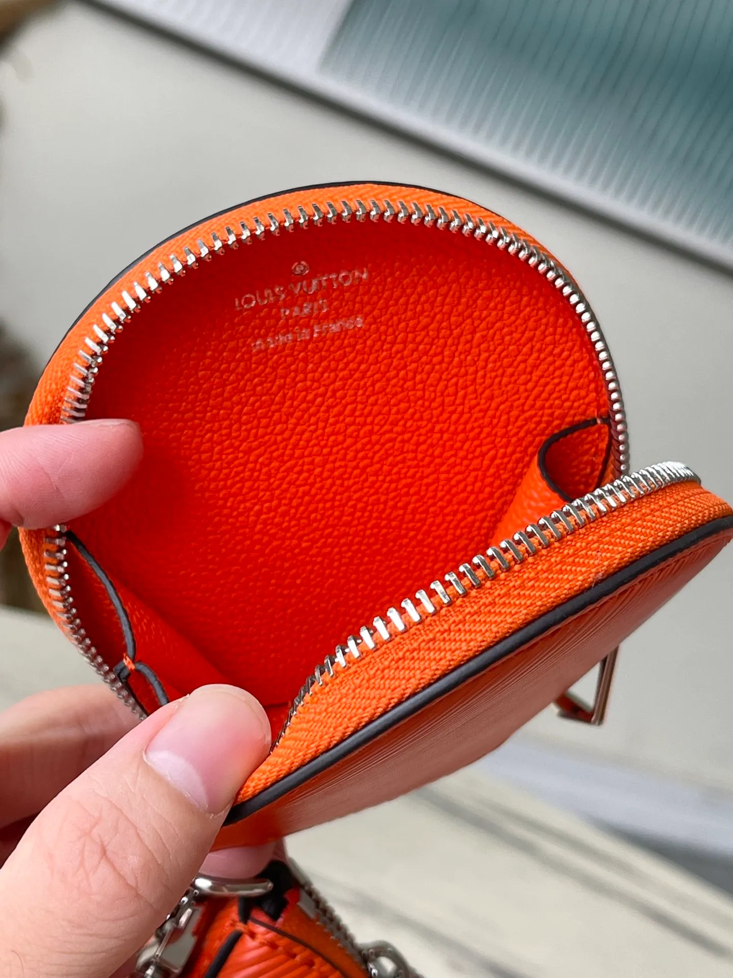 💰1300 (top layer leather) top original order M22736 orange Marellini handbag uses the iconic Epi leather, integrating the smart elements of the Marelle handbag into a more compact configuration. The round coin purse can be removed at will and fixed to the bag's mirror-studded front patch pocket via a chain. Dimensions: 19×13.5×6.5 cm