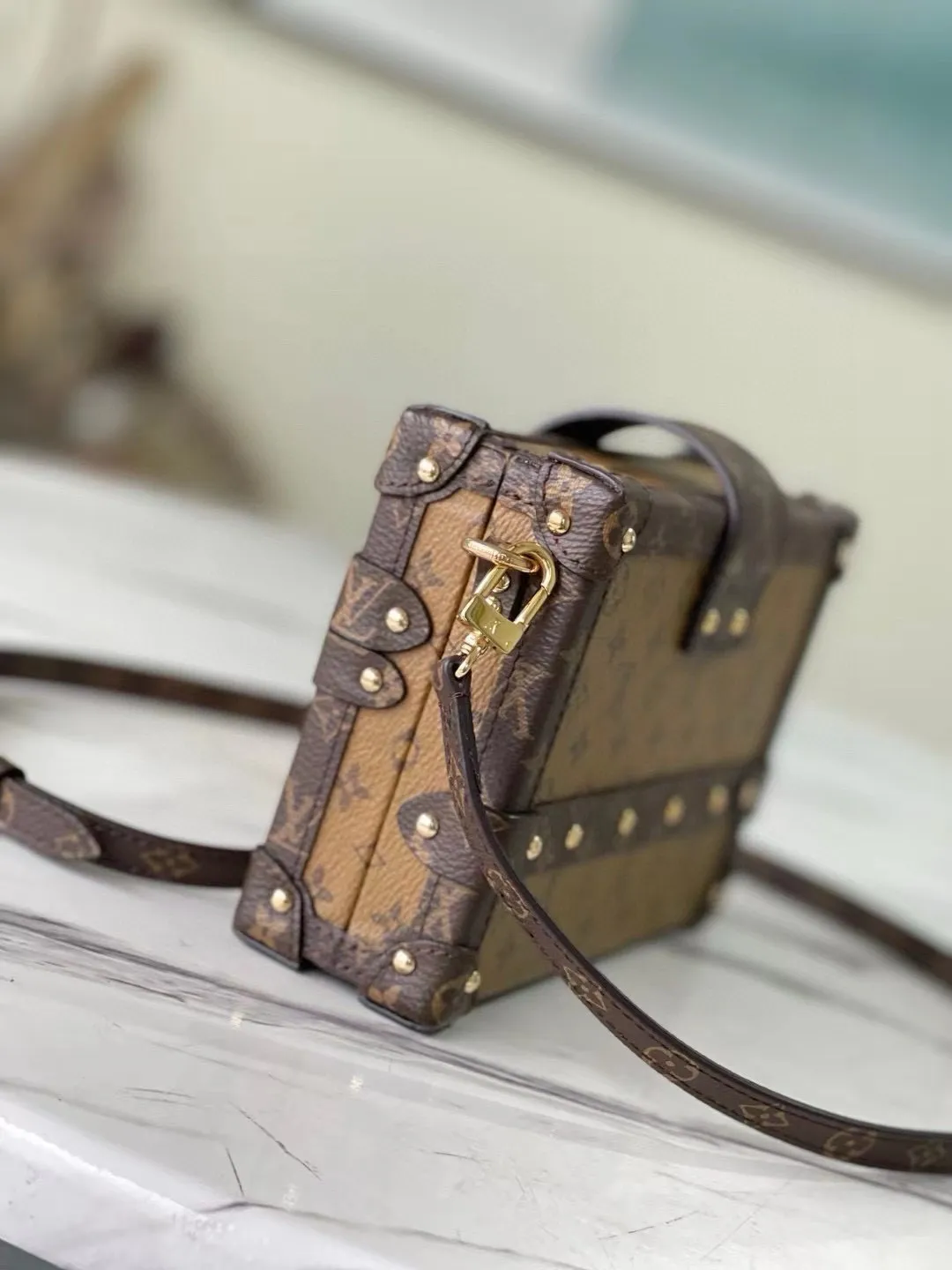 💰1040 (steel hardware) top original M44154 M45960 classic configuration, Monogram Reverse canvas, gold locks and accessories, and even sheepskin lining that reproduces the brand's traditional pattern, with silky calfskin trim, presenting a fashionable "pocket hard case" through craftsmanship. Dimensions: 20.0 x 12.5 x 5.0 cm