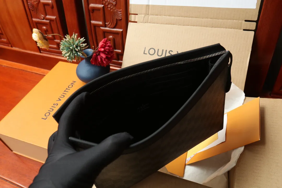 💰400 (steel chain) top original Pochette Voyage medium handbag, N41696, has multiple functions. It can be placed in the bag as a travel bag or held in the hand to show fashion style. The spacious interior of the bag with the support panel design makes it easy to access personal essentials. Graphite coated canvas - fabric lining - cowhide trim - silver metal hardware - zipper closure system - internal patch pocket - 6 credit card slots. Size: 26*20*5