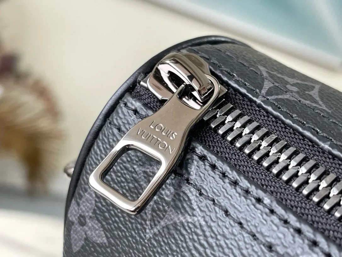 💰780 Top original order M45947 launches the new Keepall XS in Aerogram version, made of black floral leather, restrained and fashionable. Black metal letter logo, leather body with top handle and adjustable shoulder strap, suitable for hand or shoulder carry. Detailed features: 21 x 12 x 9 cm