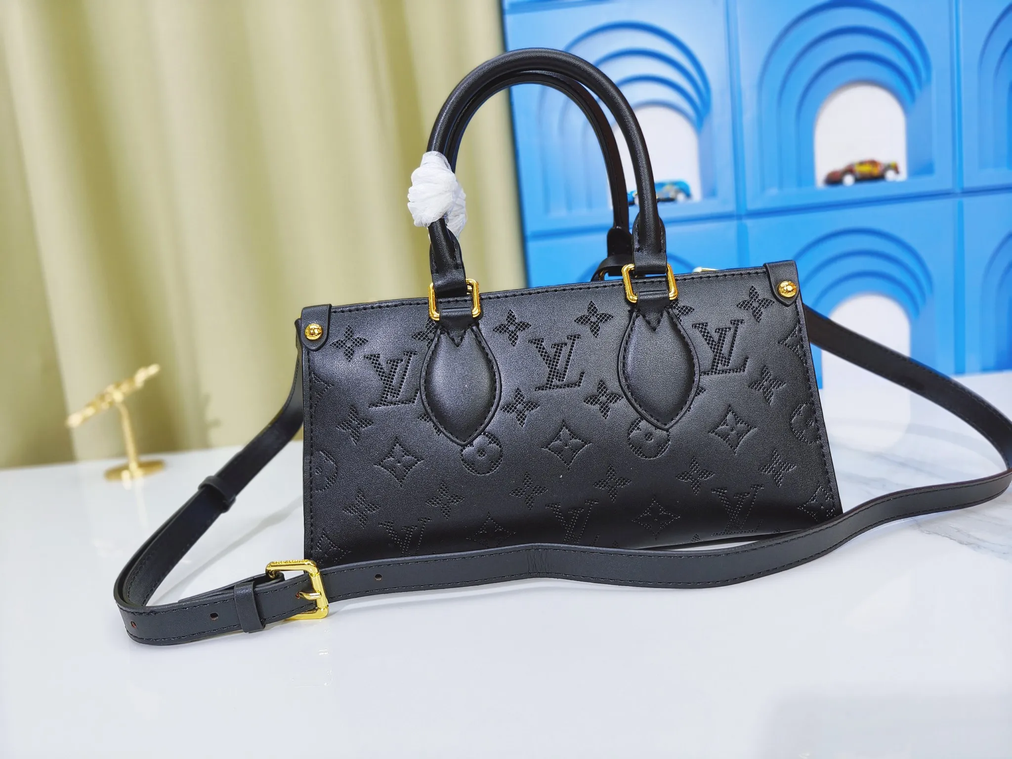 P260💰Upgraded from the original m1274m11273m46653, this onthego east west handbag is made of cow leather to create a slender shape, and the monogram flower nameplate completes the elegant style. Articulated handles and a detachable leather chain strap allow for a variety of carrying options. Dimensions: 25.0x13.0x 10.0 cm (length x height x width)