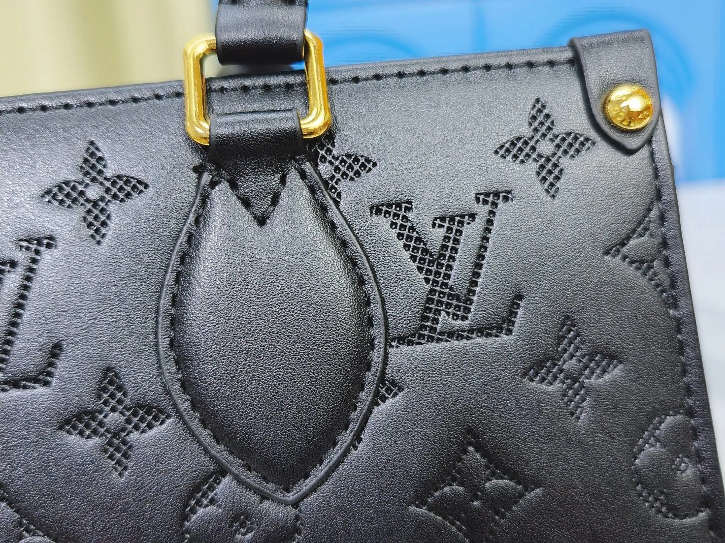 P260💰Upgraded from the original m1274m11273m46653, this onthego east west handbag is made of cow leather to create a slender shape, and the monogram flower nameplate completes the elegant style. Articulated handles and a detachable leather chain strap allow for a variety of carrying options. Dimensions: 25.0x13.0x 10.0 cm (length x height x width)