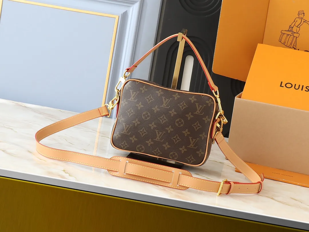 💰240💰Upgraded from the original M14016 M14014 M14013 M14058 M14253 Nil handbag is stylish and compact. It belongs to the Monogram Archive series. The body is made of Monogram coated canvas and decorated with cow leather trim. Combining vintage details with modern elegance, the bag features reinforced corners and Pharrell Williams' new pearl zippers. The detachable handle and strap are flexible and portable. 25.0 x 17.5 x 11.0 cm (length x height x width)