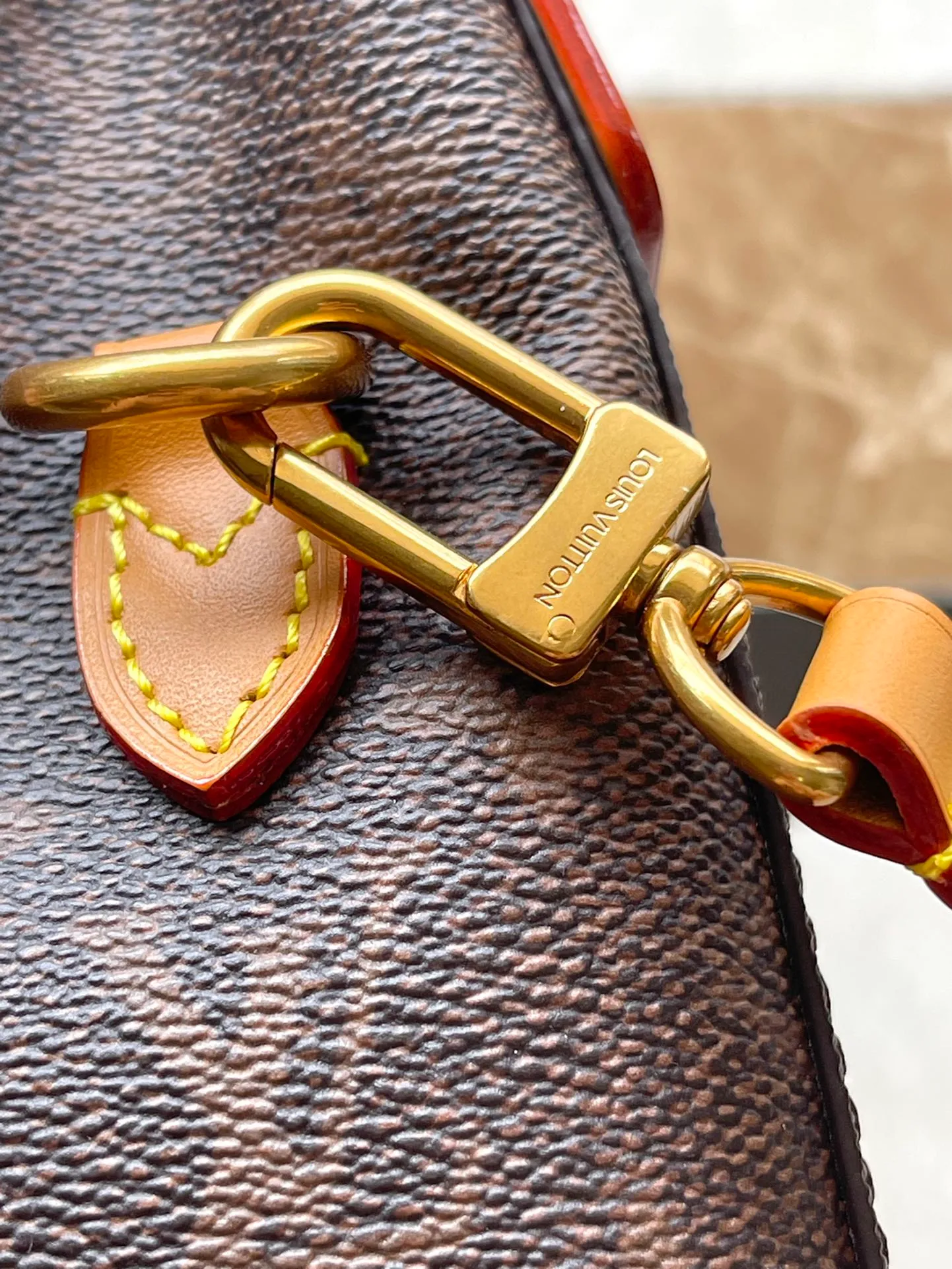 💰1100 Top Original Order M11630 This Steamer 15 handbag presents the trendy configuration of the Steamer handbag in a wallet size, and continues the traditional elements with the top handle, reinforced corners and base, showing Pharrell Wiliams' smart ingenuity. A non-functional padlock expresses the Louis Vuitton Marque Deposee logo, replacing the series' consistent chain and pin closures. Dimensions: 16.5 × 20 × 8,5 cm