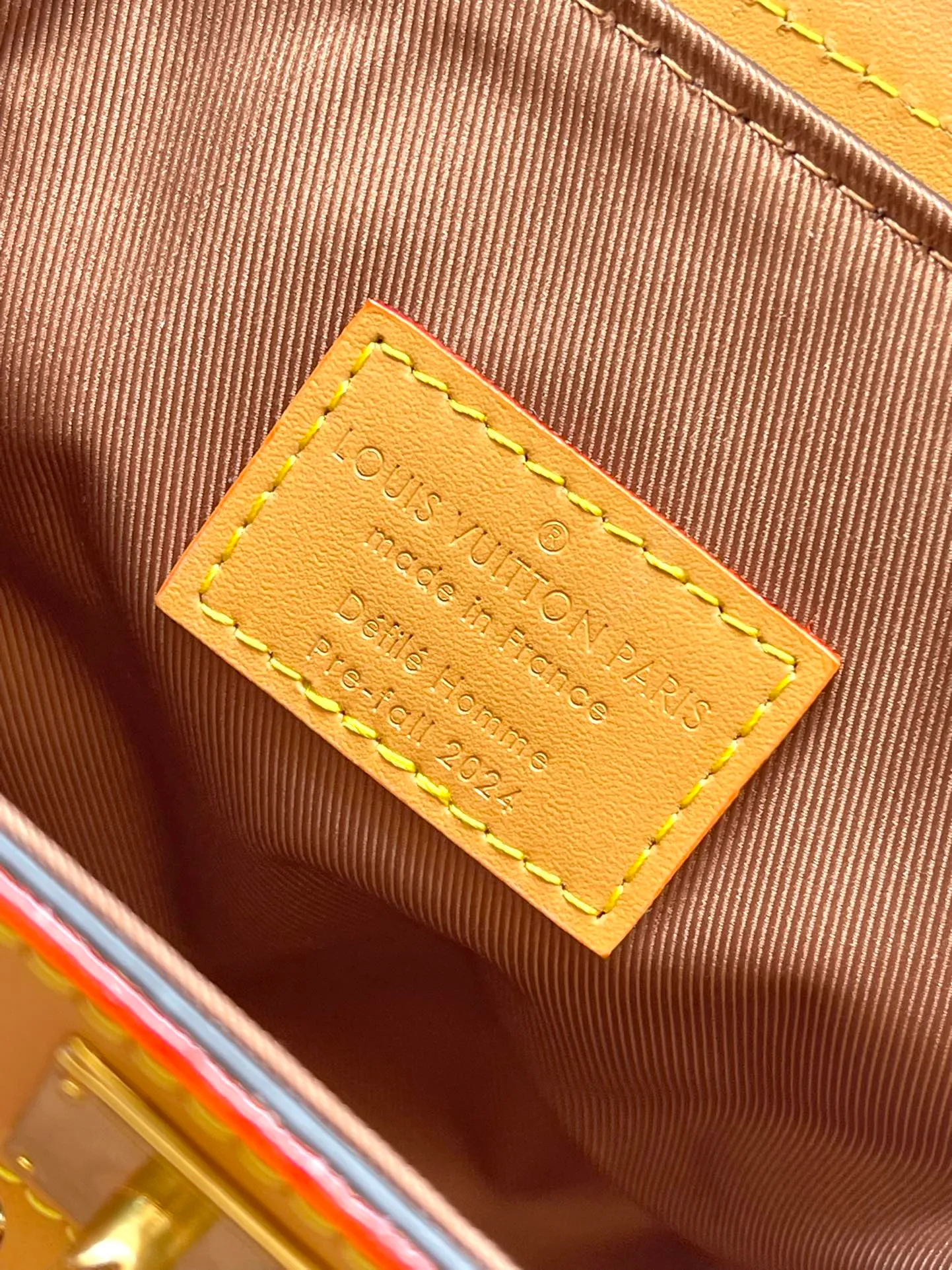 💰1100 Top Original Order M11630 This Steamer 15 handbag presents the trendy configuration of the Steamer handbag in a wallet size, and continues the traditional elements with the top handle, reinforced corners and base, showing Pharrell Wiliams' smart ingenuity. A non-functional padlock expresses the Louis Vuitton Marque Deposee logo, replacing the series' consistent chain and pin closures. Dimensions: 16.5 × 20 × 8,5 cm