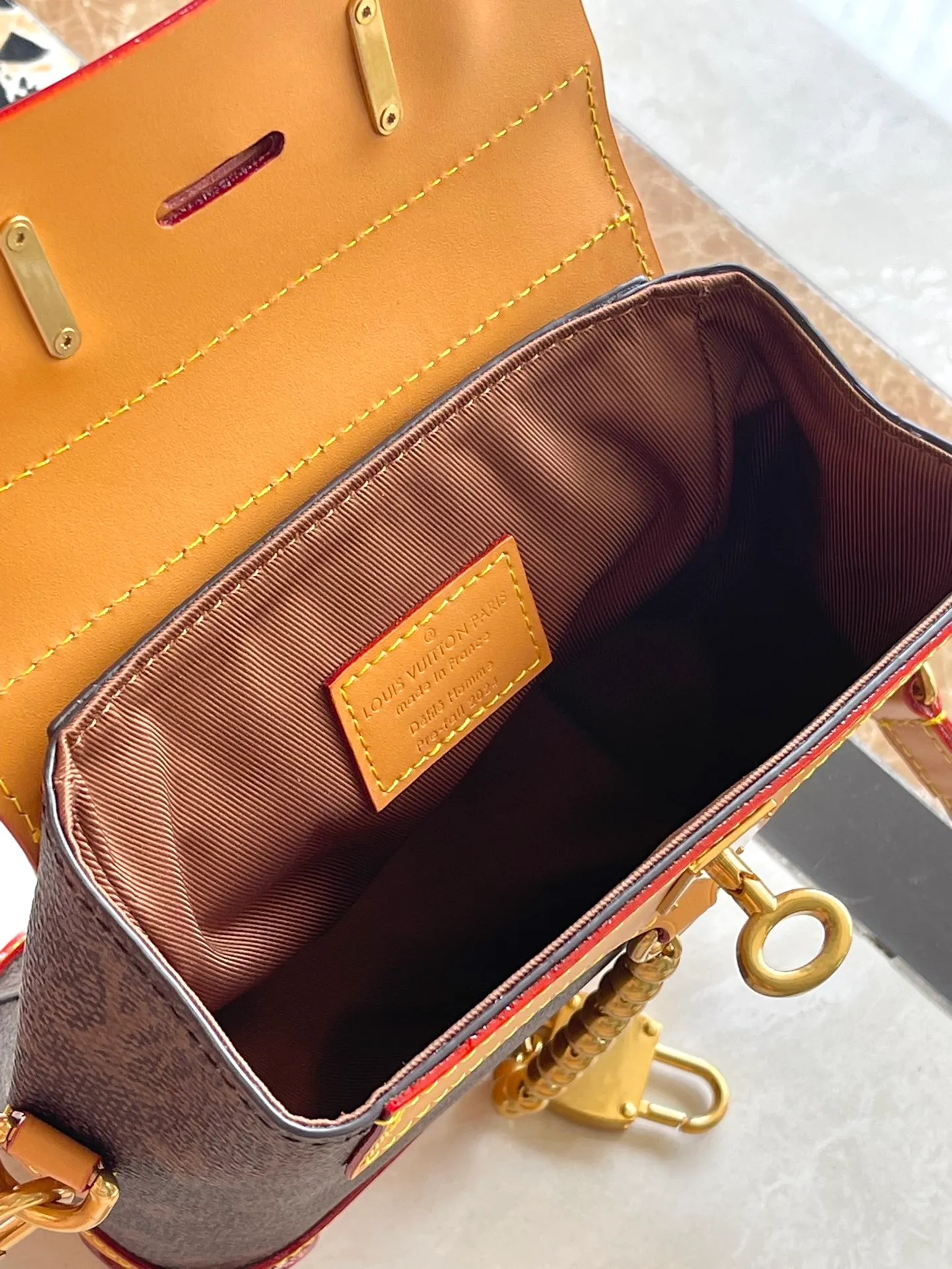 💰1100 Top Original Order M11630 This Steamer 15 handbag presents the trendy configuration of the Steamer handbag in a wallet size, and continues the traditional elements with the top handle, reinforced corners and base, showing Pharrell Wiliams' smart ingenuity. A non-functional padlock expresses the Louis Vuitton Marque Deposee logo, replacing the series' consistent chain and pin closures. Dimensions: 16.5 × 20 × 8,5 cm