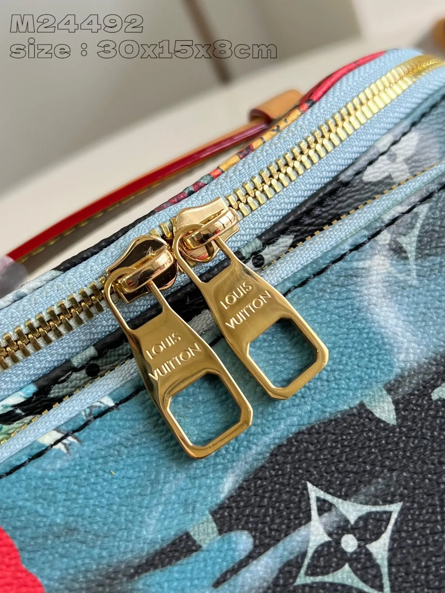 💰940 Top-quality original item [Exclusive real shot M24492] This Rush waist bag is made of Monogram Surfin’ canvas created by Pharrell Williams, making it a perfect choice for daily travel. The form-fitting construction features a main compartment and a zippered front pocket for easy access to your phone, keys and cards, and the adjustable strap allows you to wear it around the waist, over the shoulder or cross-body. 30 x 15 x 8 cm (length x height x width)