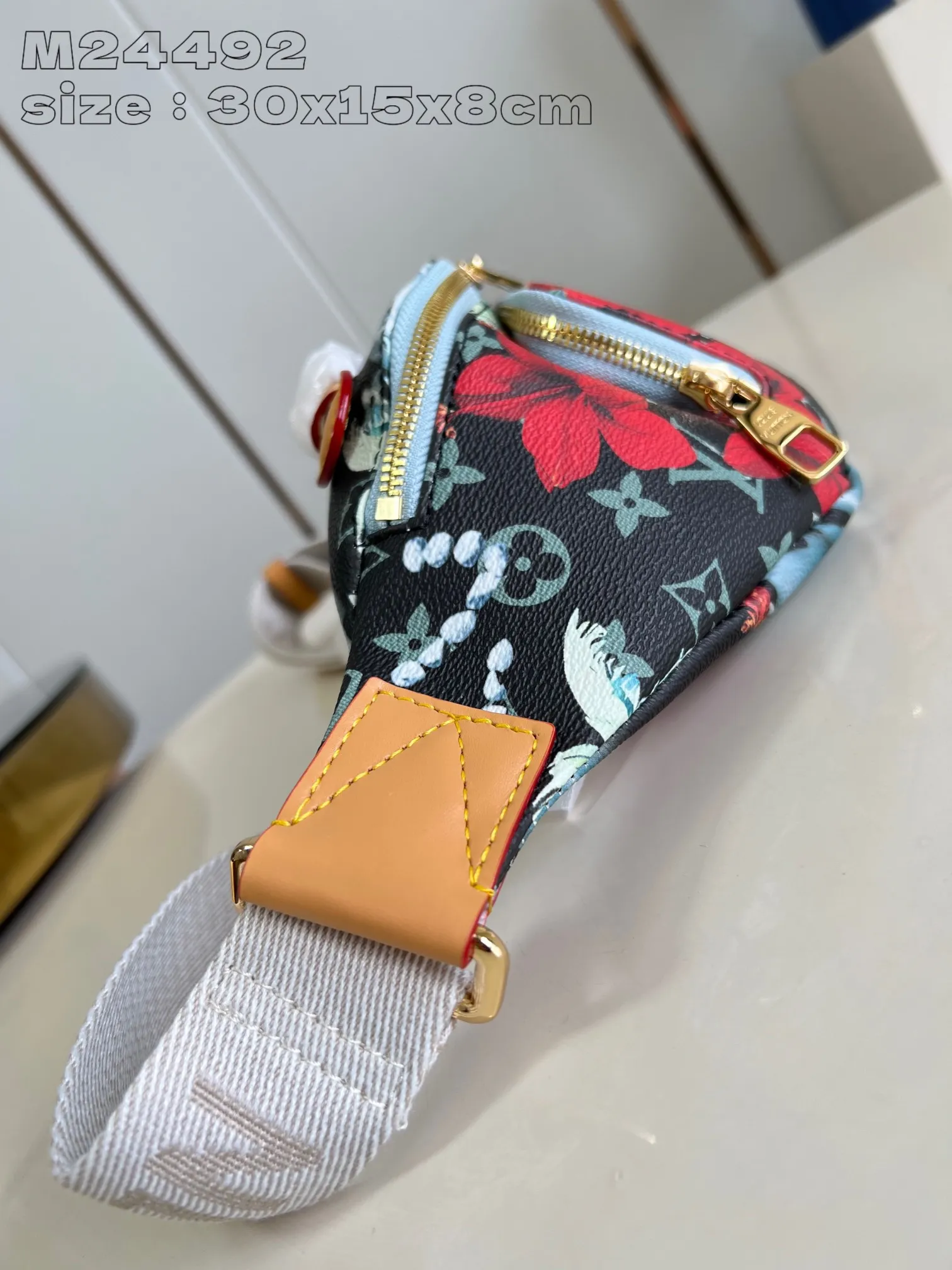 💰940 Top-quality original item [Exclusive real shot M24492] This Rush waist bag is made of Monogram Surfin’ canvas created by Pharrell Williams, making it a perfect choice for daily travel. The form-fitting construction features a main compartment and a zippered front pocket for easy access to your phone, keys and cards, and the adjustable strap allows you to wear it around the waist, over the shoulder or cross-body. 30 x 15 x 8 cm (length x height x width)