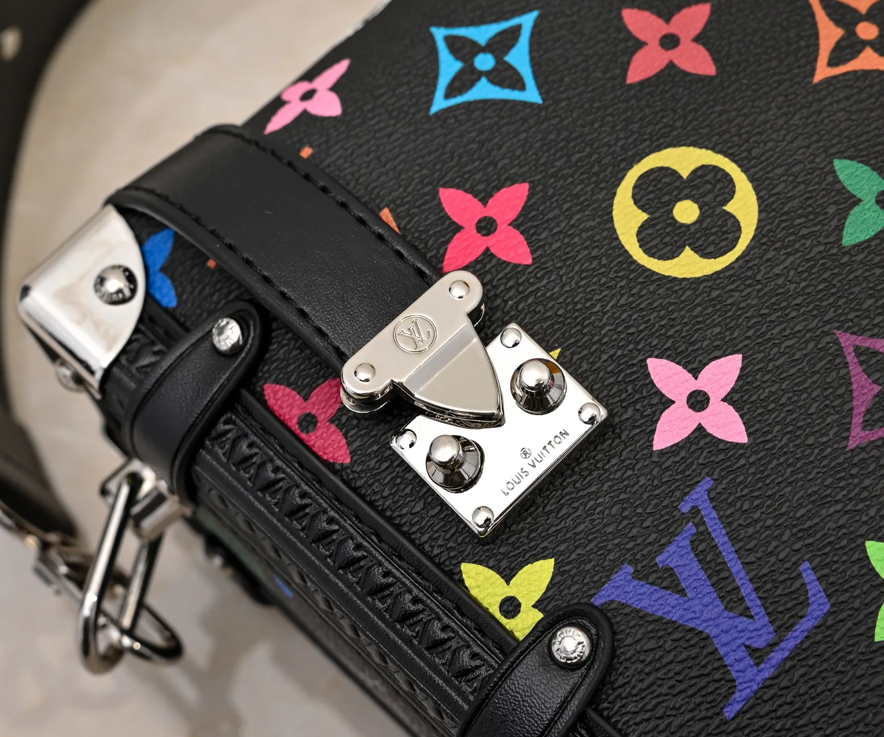 Batch 320💰M14046 M46358 Black Tricolor White Tricolor This Side Trunk medium handbag uses a humorous Monogram pattern to express the smart style of the Louis Vuitton × Murakami reissue series. It is made of soft cow leather with reinforced metal corners and the iconic S-lock lock, and can easily accommodate daily needs. The square shape is a nod to the brand's classic luggage, and the removable studded handle and shoulder strap allow for flexible carrying. Size: 23.5x16x8.5cm
