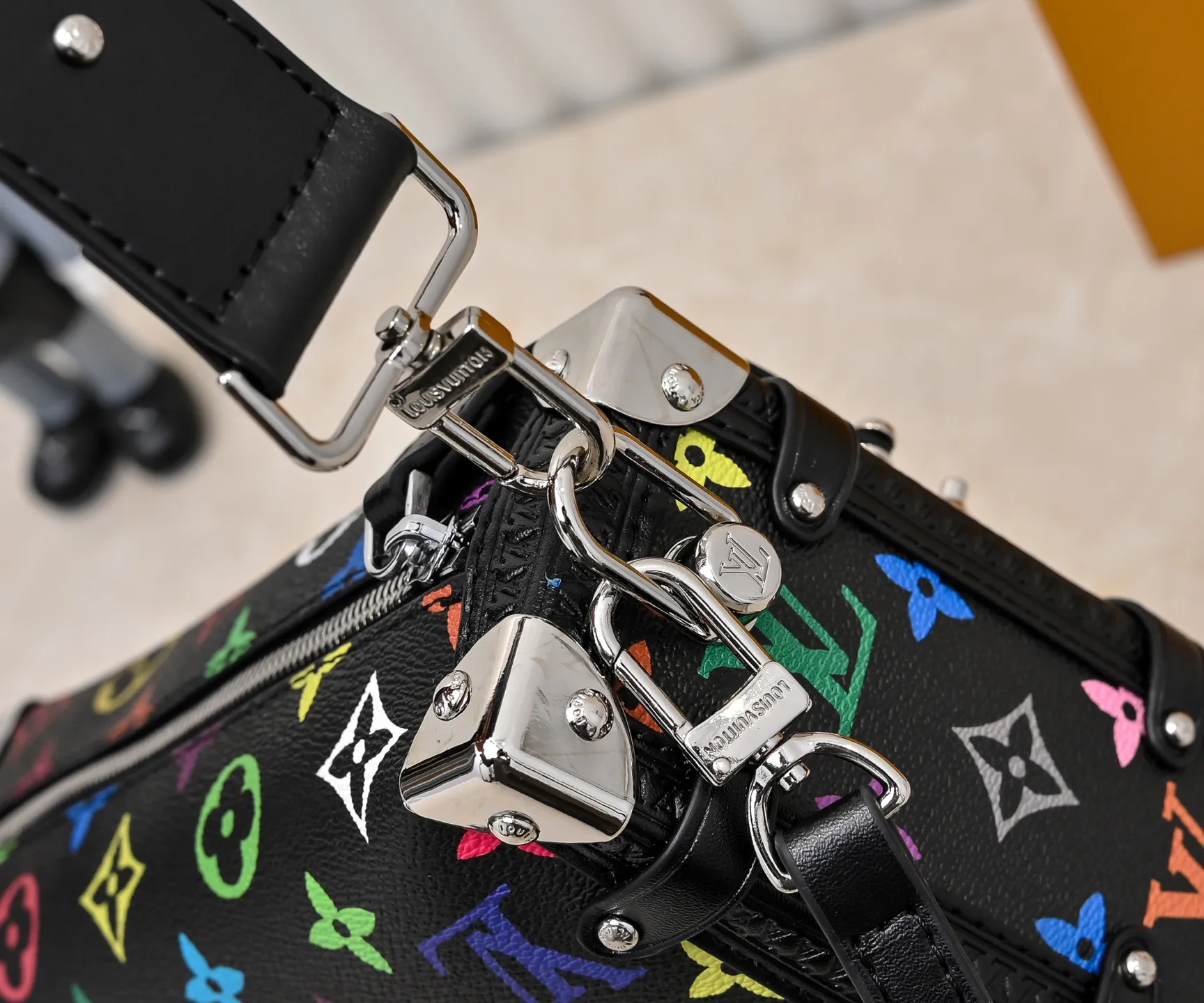 Batch 320💰M14046 M46358 Black Tricolor White Tricolor This Side Trunk medium handbag uses a humorous Monogram pattern to express the smart style of the Louis Vuitton × Murakami reissue series. It is made of soft cow leather with reinforced metal corners and the iconic S-lock lock, and can easily accommodate daily needs. The square shape is a nod to the brand's classic luggage, and the removable studded handle and shoulder strap allow for flexible carrying. Size: 23.5x16x8.5cm