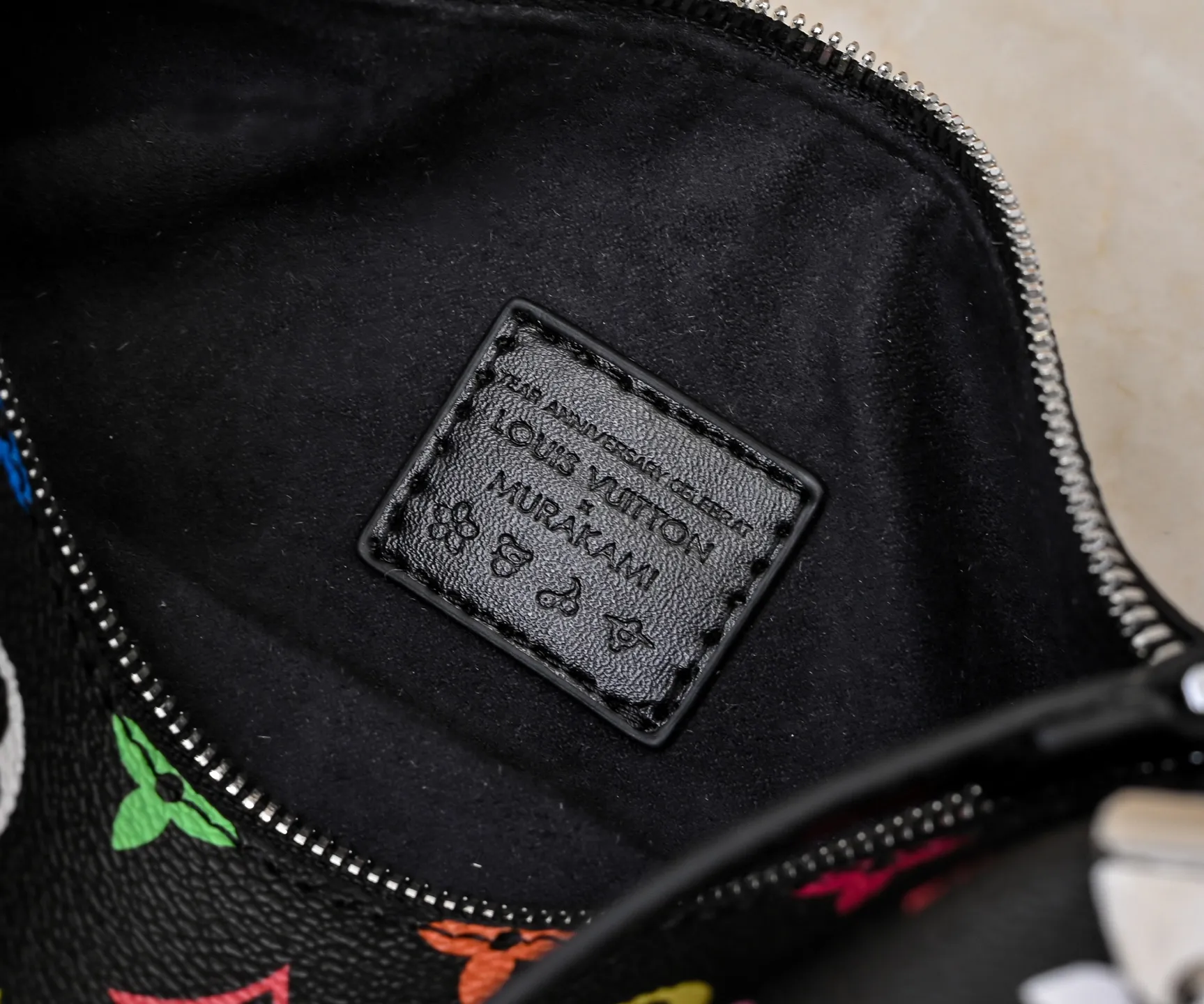 Batch 320💰M14046 M46358 Black Tricolor White Tricolor This Side Trunk medium handbag uses a humorous Monogram pattern to express the smart style of the Louis Vuitton × Murakami reissue series. It is made of soft cow leather with reinforced metal corners and the iconic S-lock lock, and can easily accommodate daily needs. The square shape is a nod to the brand's classic luggage, and the removable studded handle and shoulder strap allow for flexible carrying. Size: 23.5x16x8.5cm