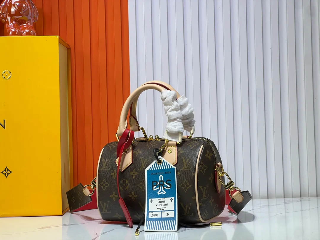 Batch 280💰M45957.M58953 This Speedy Bandoulière 20 handbag is made of Monogram canvas, cow leather trim and fabric lining. It continues the classic design of Louis Vuitton Speedy travel bag in a compact size. It is equipped with rolled leather handles and a detachable and adjustable fabric shoulder strap embellished with brand logo texture. Detailed features 20.5 x 13.5 x 12 cm (length x height x width)