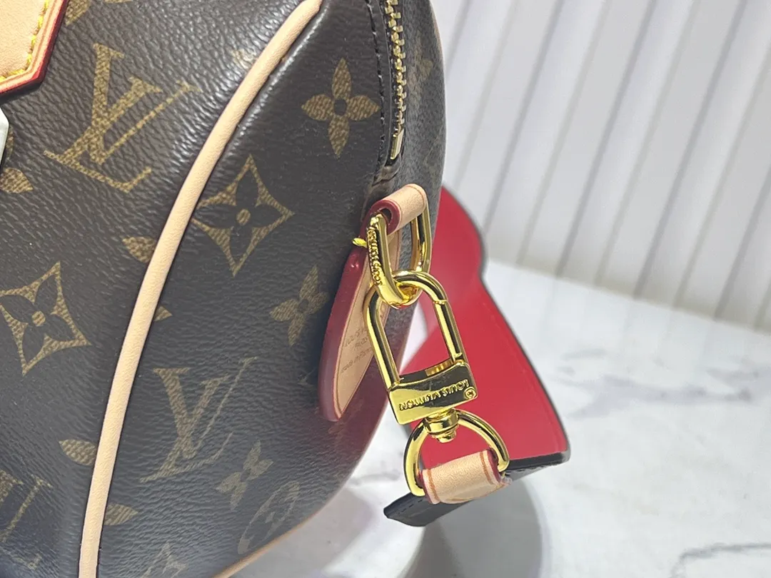 Batch 280💰M45957.M58953 This Speedy Bandoulière 20 handbag is made of Monogram canvas, cow leather trim and fabric lining. It continues the classic design of Louis Vuitton Speedy travel bag in a compact size. It is equipped with rolled leather handles and a detachable and adjustable fabric shoulder strap embellished with brand logo texture. Detailed features 20.5 x 13.5 x 12 cm (length x height x width)