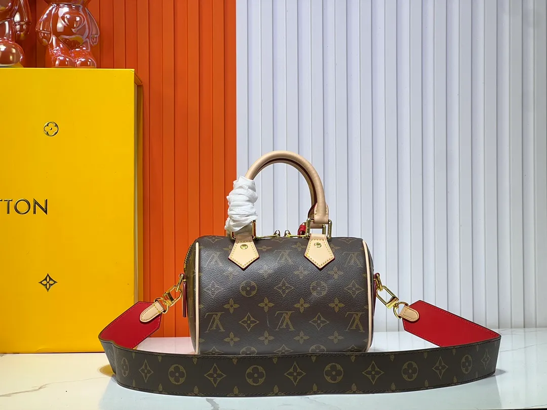 Batch 280💰M45957.M58953 This Speedy Bandoulière 20 handbag is made of Monogram canvas, cow leather trim and fabric lining. It continues the classic design of Louis Vuitton Speedy travel bag in a compact size. It is equipped with rolled leather handles and a detachable and adjustable fabric shoulder strap embellished with brand logo texture. Detailed features 20.5 x 13.5 x 12 cm (length x height x width)