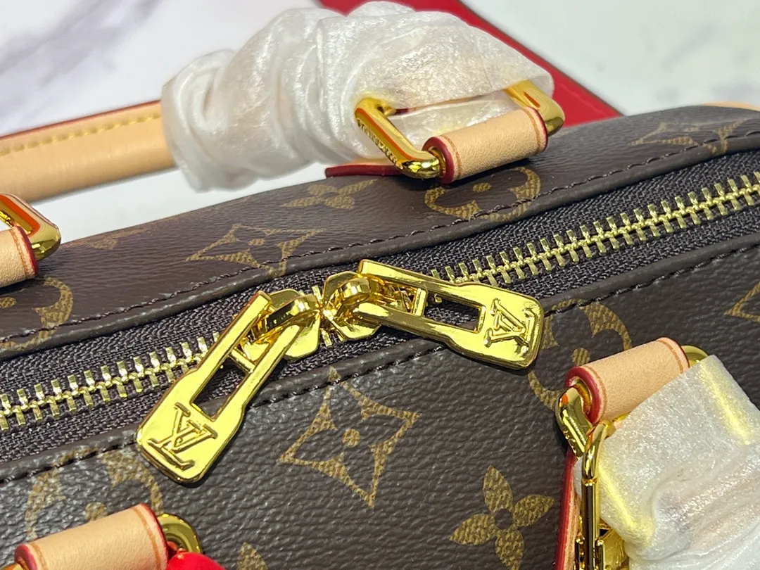 Batch 280💰M45957.M58953 This Speedy Bandoulière 20 handbag is made of Monogram canvas, cow leather trim and fabric lining. It continues the classic design of Louis Vuitton Speedy travel bag in a compact size. It is equipped with rolled leather handles and a detachable and adjustable fabric shoulder strap embellished with brand logo texture. Detailed features 20.5 x 13.5 x 12 cm (length x height x width)