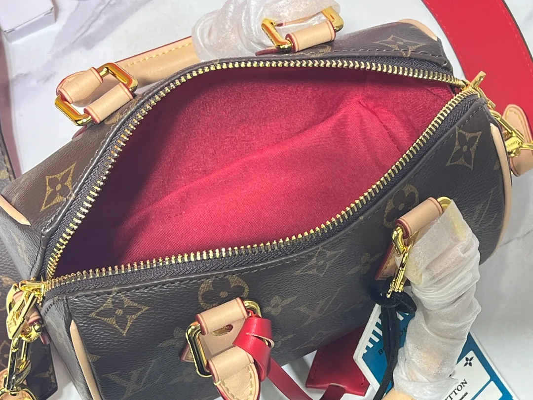 Batch 280💰M45957.M58953 This Speedy Bandoulière 20 handbag is made of Monogram canvas, cow leather trim and fabric lining. It continues the classic design of Louis Vuitton Speedy travel bag in a compact size. It is equipped with rolled leather handles and a detachable and adjustable fabric shoulder strap embellished with brand logo texture. Detailed features 20.5 x 13.5 x 12 cm (length x height x width)