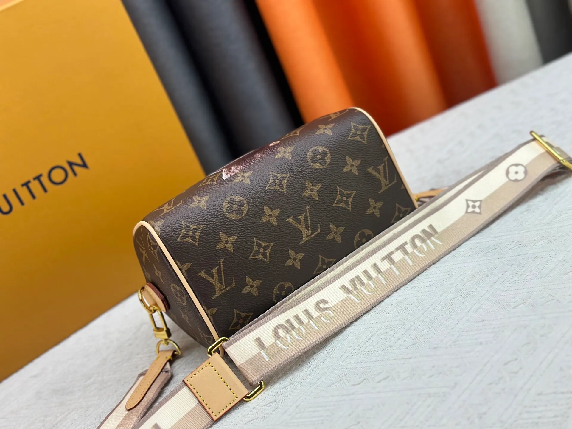 P280 Upgraded original la bubu M13365 M58953 M46234 M46222 Speedy Bandoulière 20 handbag is made of soft coated canvas, and the full-length Monogram pattern is traced in colorful rainbow tones, highlighting the smart style of the Louis Vuitton x Murakami reissue series. The Toron handle and detachable shoulder strap are constructed of cow leather, the metal corners recall classic luggage elements, and the bow-shaped key bag and padlock add brand touches. Dimensions: 20.5 x 13.5 x 12.0 cm (length x height x width)