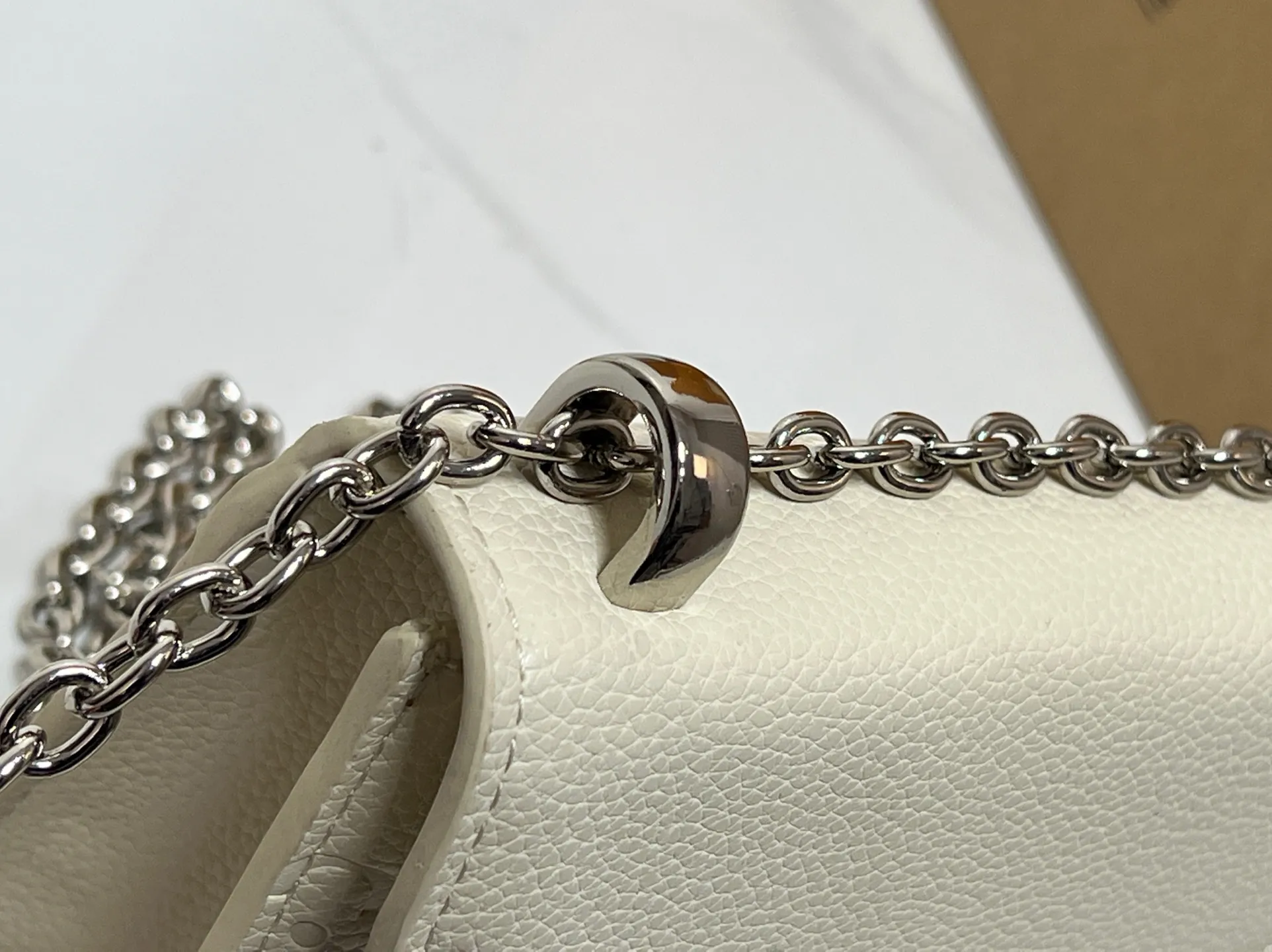 Batch 220💰M13569 black M13570 gray M25814 burgundy (chain/embossed) [Portefeuille chaîne Rosy] This Rosy chain wallet is both fashionable and practical, adding a modern spirit to the Monogram Empreinte series. It has an elegant LV circle and a V-shaped flap, two hallmarks of the house. The magnetic closure reveals a surprise Monogram flower, as well as three card slots and a flat interior pocket. The sliding chain allows you to wear it crosswise or over the shoulder.  Dimensions: 19.5 x 13.5 x 6.5 cm