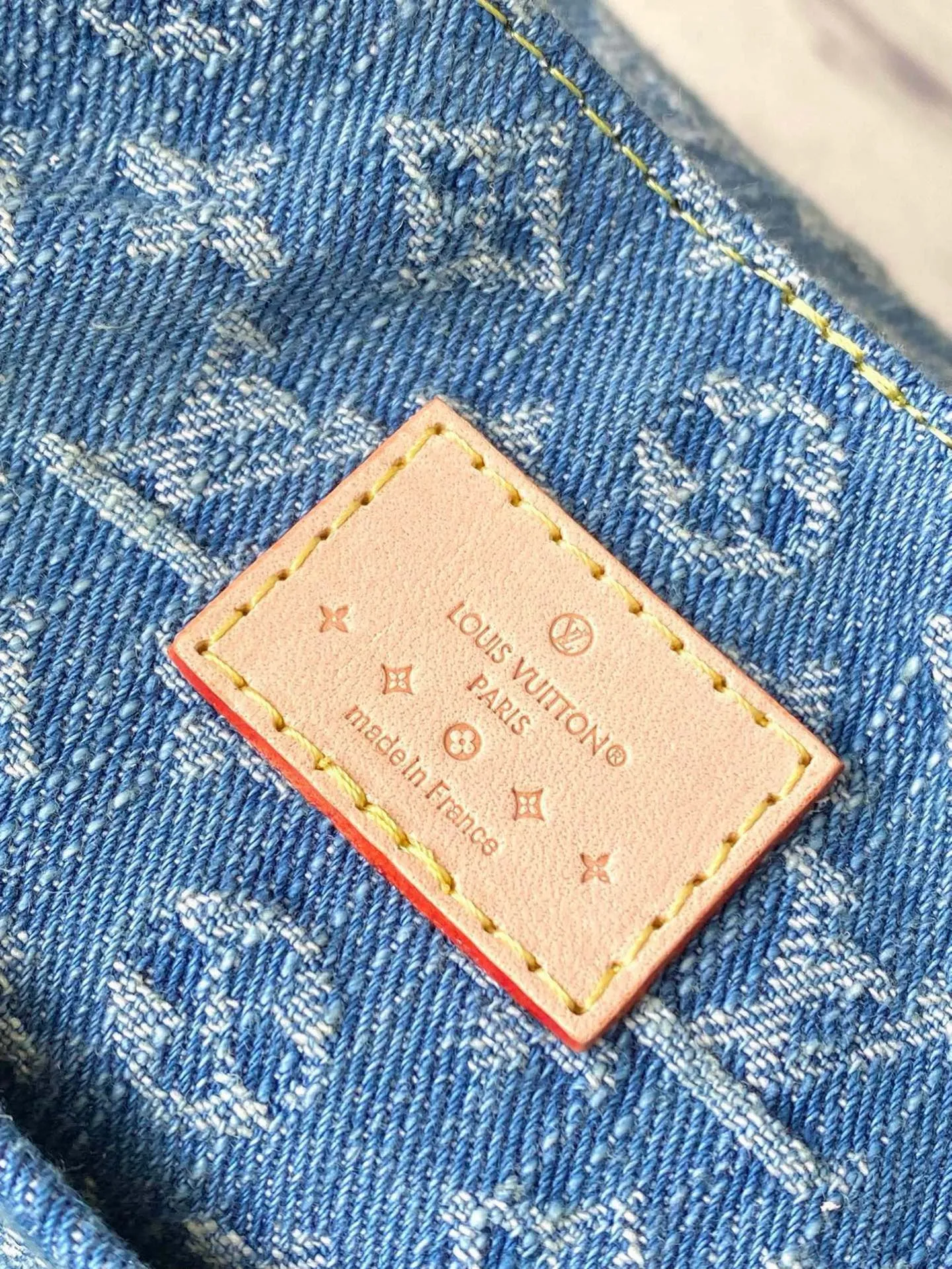 💰1060 The top original M46836 Venice backpack is really amazing! ! ! Of course, the newly launched denim series is indispensable for such a cute little backpack, Venice. It is made of Monogram Denim canvas and has eye-catching buckles to open the flap and front cover. The compact structure contains ample space and can easily accommodate daily necessities such as iPhone 14pro max Djh keys, wallet and sunglasses. The denim presbyopia is good-looking and durable, classic and retro, and the shoulder straps free up your hands ~ a perfect tool for lazy people! The most important thing is that it looks great no matter how you carry it! Dimensions: 20 × 20 × 11 cm