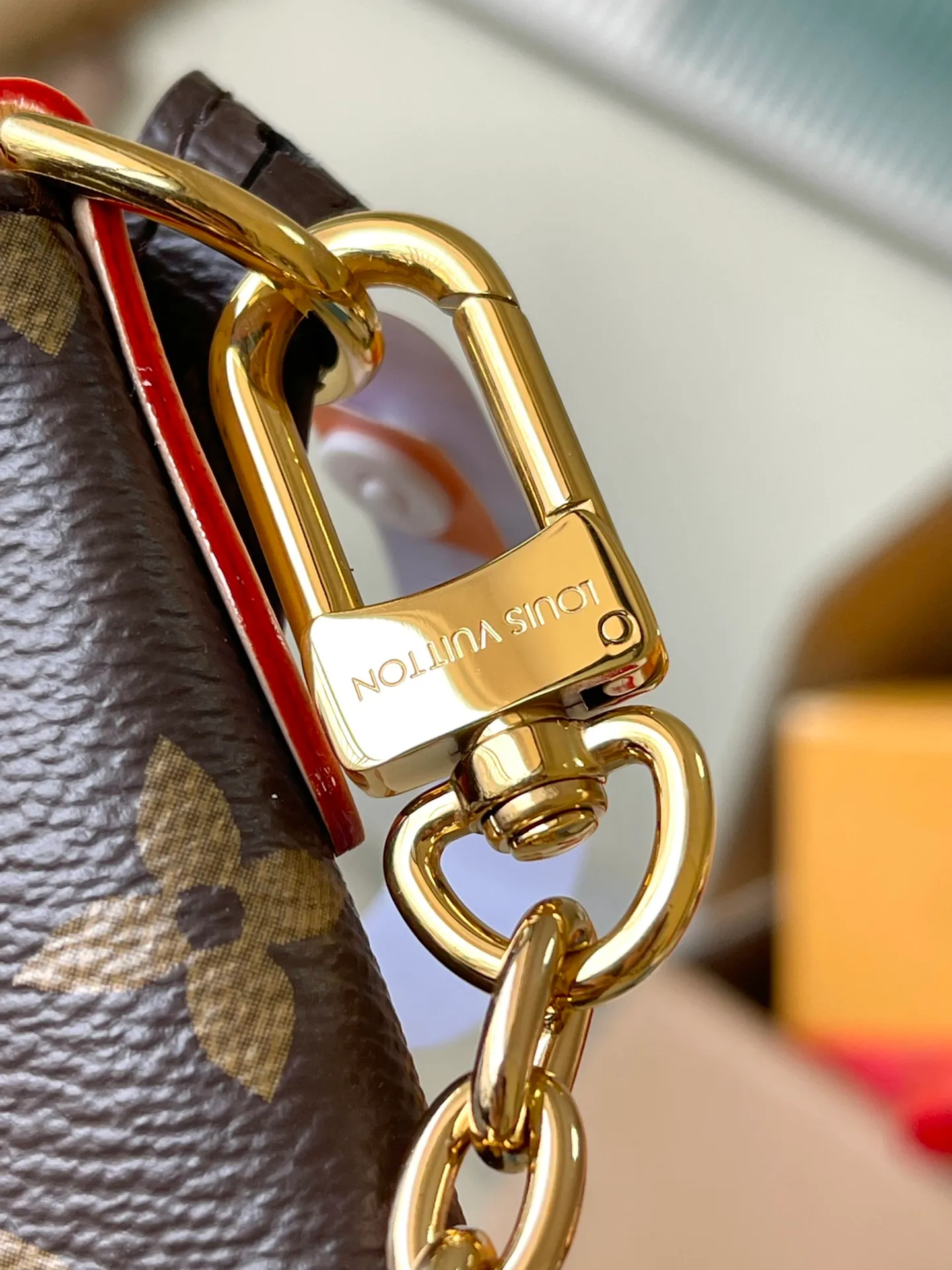 💰1000 The top original order M46932 supports counter inspection. The photo taken of duty-free goods is consistent with the product and has not been unpacked. This product is an exclusive duty-free product in the market and is the highest-end product. Inspection is supported. This product has passed strict inspection and is flawless. Please wear gloves when touching the product. This product is not returnable or exchangeable. Please confirm the product first and then remove the label on the handle. This product is temporarily not open to the public, only regular customers, and is in short supply. Dimensions: 21 x 23 x 10 cm