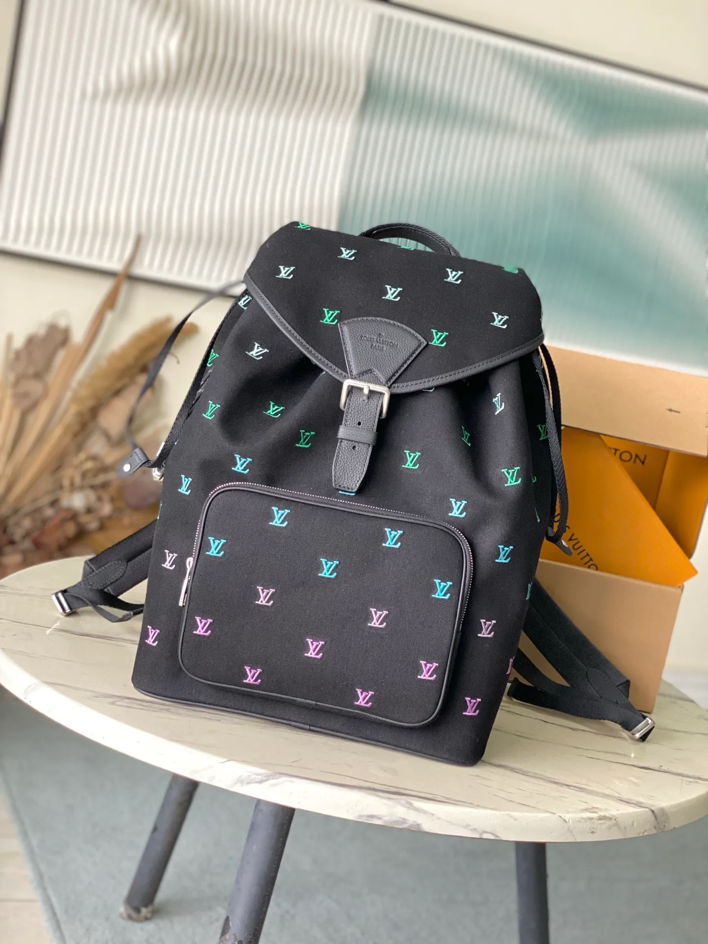 💰1220 (first-grain leather) top original item M14135 This Montsouris backpack is made of washed LV Blason denim, with dark tones to accentuate the gradient effect of the LV letters, showing Pharrel Williams’ creative ingenuity in translating graceful music into fashion language. The zippered front pocket provides easy access to everyday items, while the drawstring closure and magnetic laces provide ample space. Dimensions: 32 × 40 × 19 cm