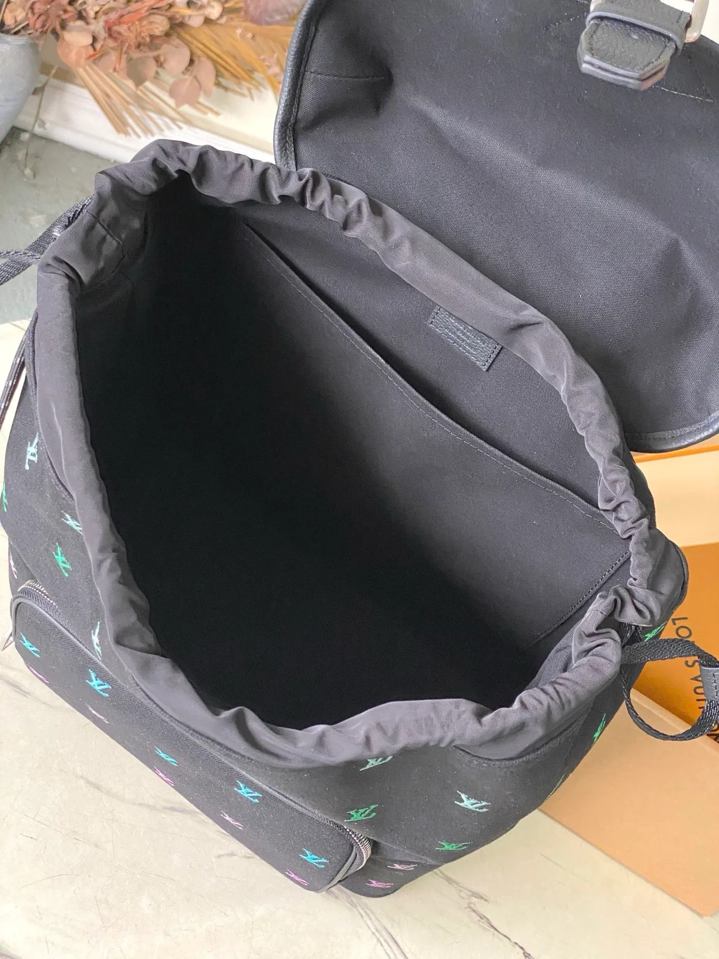 💰1220 (first-grain leather) top original item M14135 This Montsouris backpack is made of washed LV Blason denim, with dark tones to accentuate the gradient effect of the LV letters, showing Pharrel Williams’ creative ingenuity in translating graceful music into fashion language. The zippered front pocket provides easy access to everyday items, while the drawstring closure and magnetic laces provide ample space. Dimensions: 32 × 40 × 19 cm