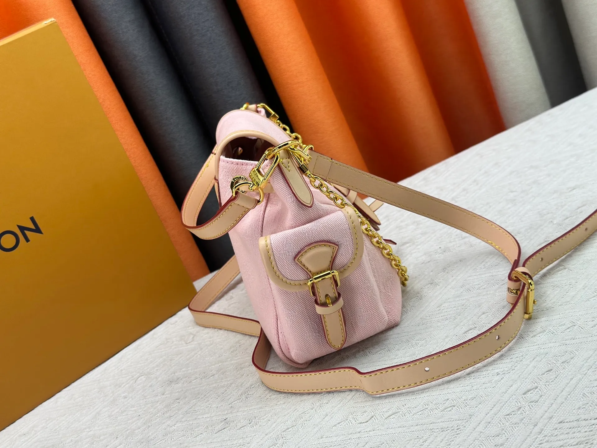 P290 Upgraded original M25085 This Odysée handbag is from the 2025 early autumn series, paying tribute to the brand heritage with a stylish everyday design. Dazzling buckles and detachable chains accentuate the Monogram canvas body, and the side pockets provide easy access to keys, lipstick and other small items. Dimensions: 27.0 x 17.0 x 12.0 cm (length x height x width)