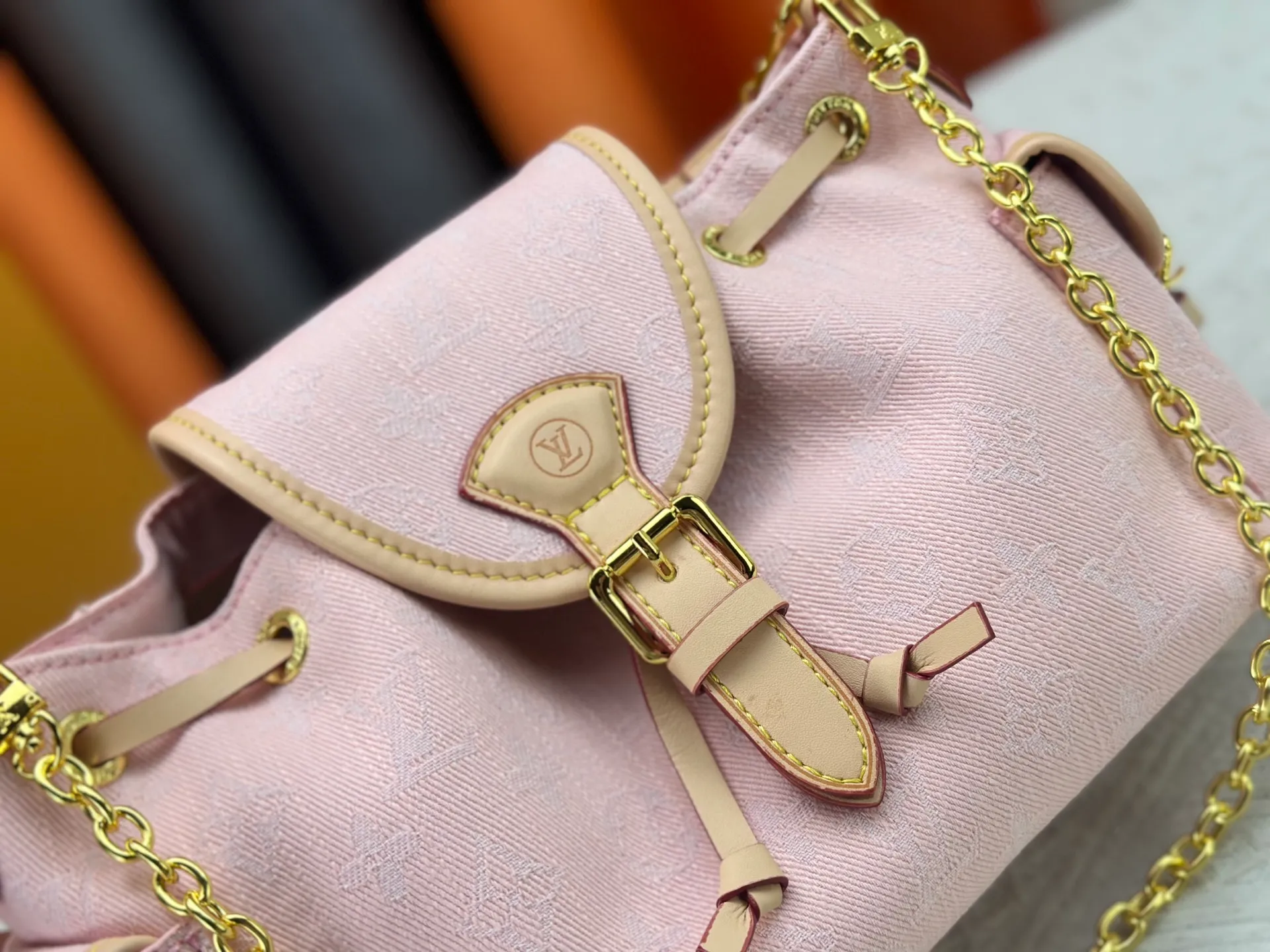 P290 Upgraded original M25085 This Odysée handbag is from the 2025 early autumn series, paying tribute to the brand heritage with a stylish everyday design. Dazzling buckles and detachable chains accentuate the Monogram canvas body, and the side pockets provide easy access to keys, lipstick and other small items. Dimensions: 27.0 x 17.0 x 12.0 cm (length x height x width)