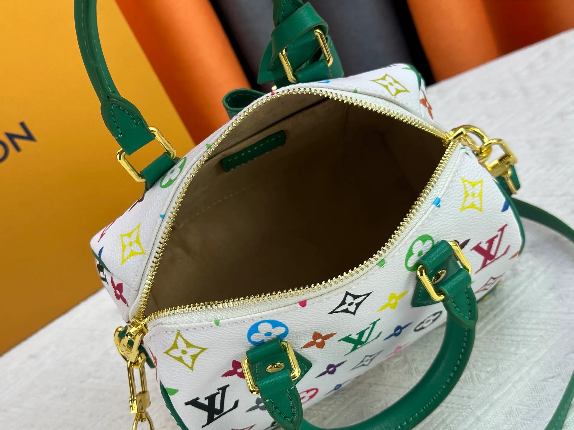 P260 upgraded original M58953 M46234 M46222 Speedy Bandoulière 20 handbag is made of soft coated canvas, and the full-length Monogram pattern is traced in colorful rainbow tones, highlighting the smart style of the Louis Vuitton x Murakami reissue series. The Toron handle and detachable shoulder strap are constructed of cow leather, the metal corners recall classic luggage elements, and the bow-shaped key bag and padlock add brand touches. Dimensions: 20.5 x 13.5 x 12.0 cm (length x height x width)