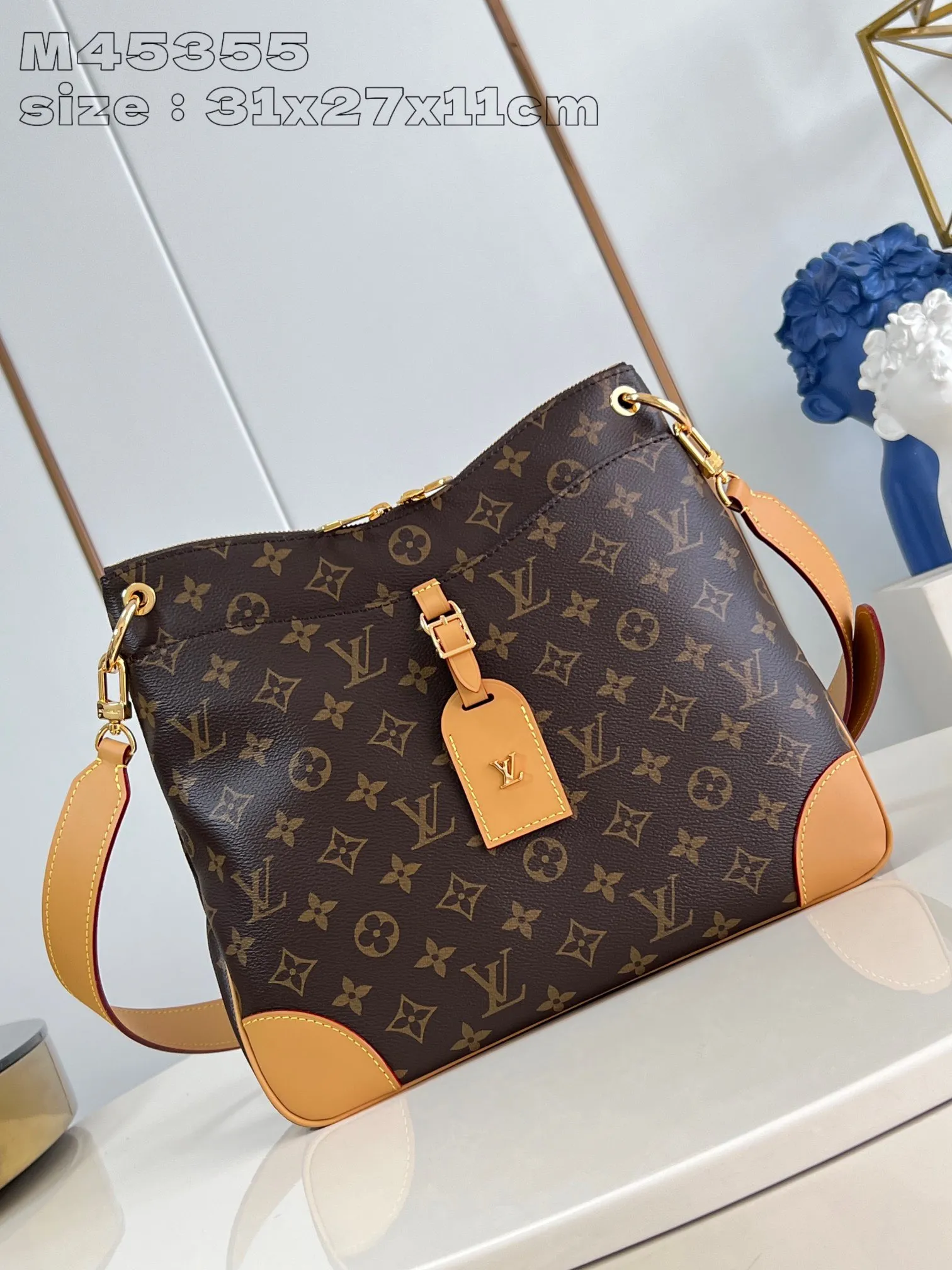 💰860 top original order [Exclusive real shot M45354 yellow] Louis Vuitton launches the new Odeon small handbag in the autumn and winter of 2020, integrating elegant style and practical function. Monogram canvas is complemented by a zipper design to create ample interior space, and the leather nameplate and reinforced leather corners continue the brand heritage. Adjustable leather strap allows for comfortable shoulder or cross-body wear. 31x 27x11 cm (height x width x length)