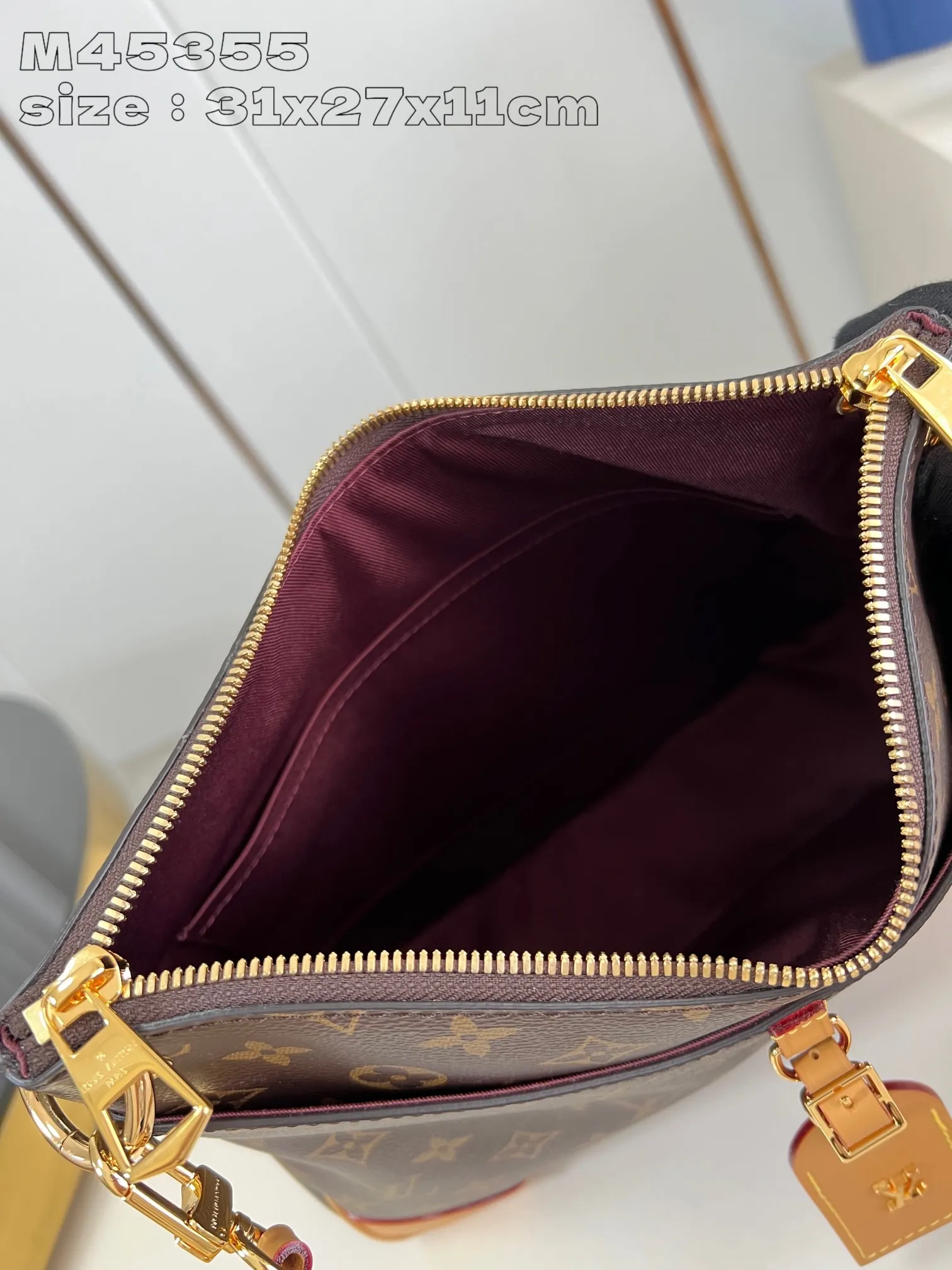 💰860 top original order [Exclusive real shot M45354 yellow] Louis Vuitton launches the new Odeon small handbag in the autumn and winter of 2020, integrating elegant style and practical function. Monogram canvas is complemented by a zipper design to create ample interior space, and the leather nameplate and reinforced leather corners continue the brand heritage. Adjustable leather strap allows for comfortable shoulder or cross-body wear. 31x 27x11 cm (height x width x length)