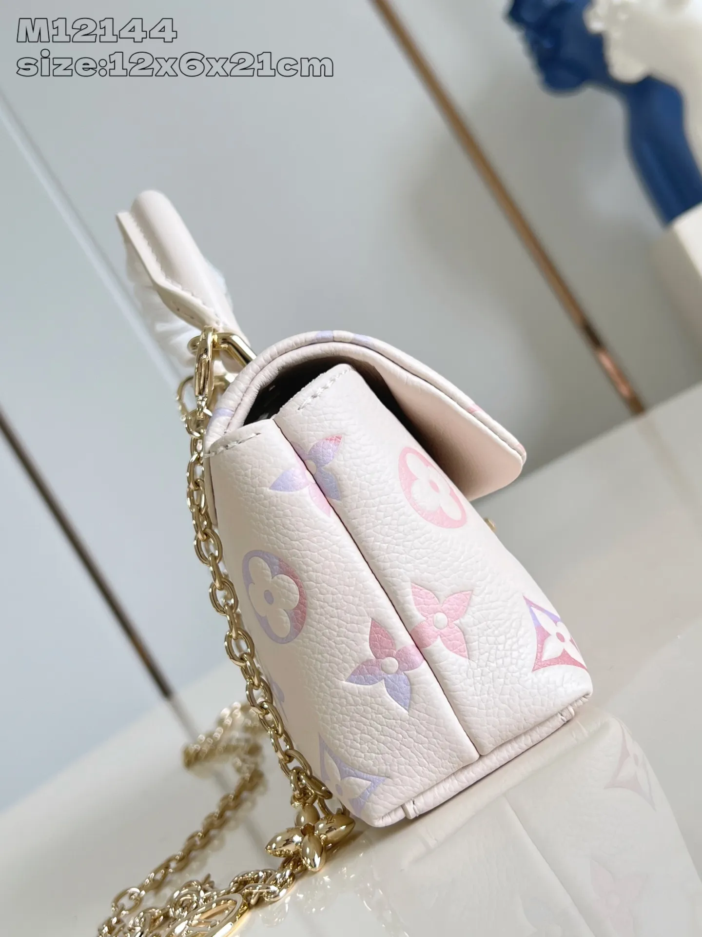 💰980 (top layer leather) top-quality original individual real shot M12144 color gradient] M25596 This Nano Madeleine handbag bathes in the dreamy colors of the new season, and can easily complete various styles. Classic Monogram Empreinte leather bag with signature S-lock clasp, LV Circle decoration and detachable chain. Plenty of space to accommodate daily needs, and multiple carrying methods make it easy to travel with. 12.5 x 6 x 21 cm (height x width x length)