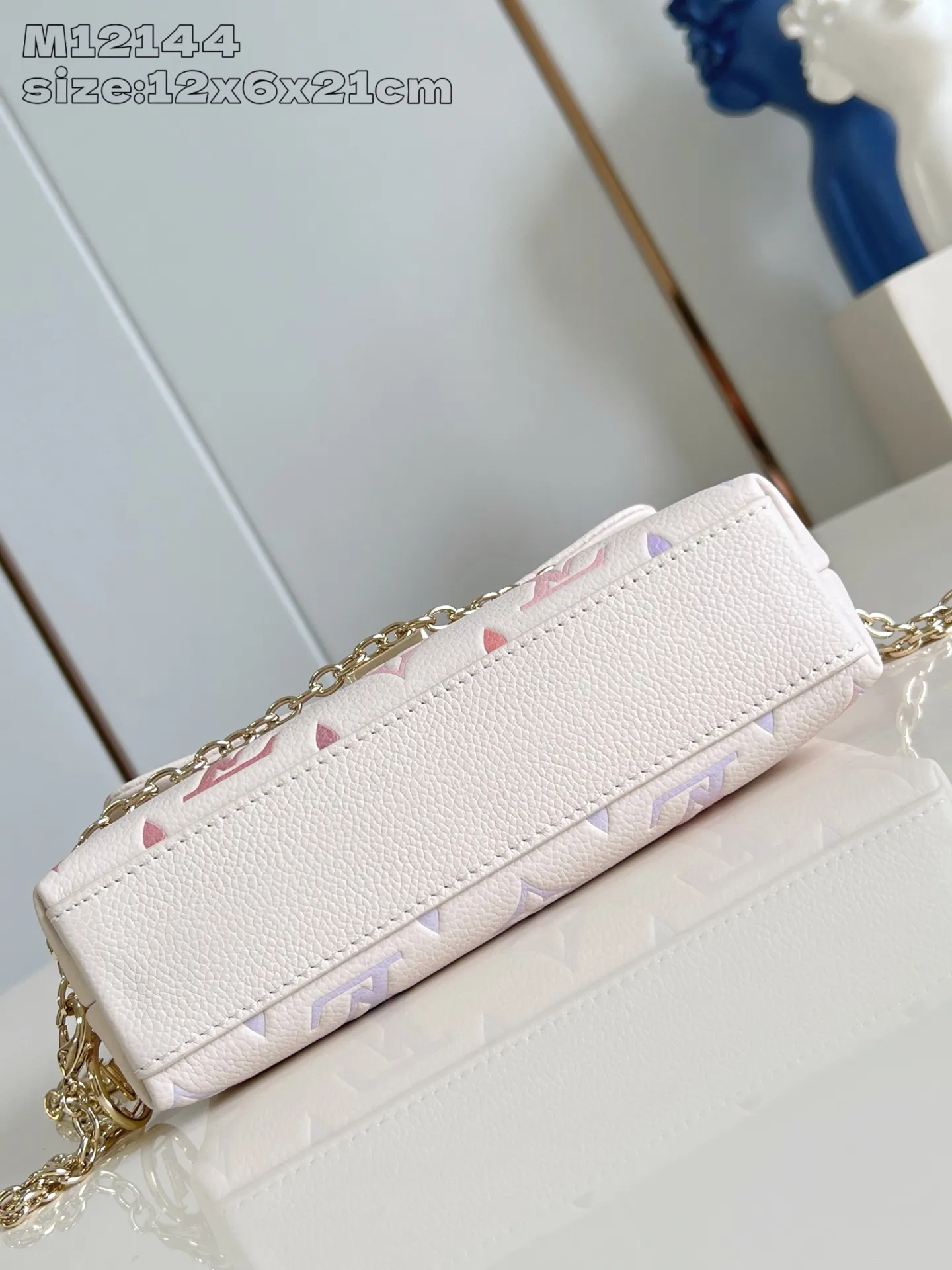 💰980 (top layer leather) top-quality original individual real shot M12144 color gradient] M25596 This Nano Madeleine handbag bathes in the dreamy colors of the new season, and can easily complete various styles. Classic Monogram Empreinte leather bag with signature S-lock clasp, LV Circle decoration and detachable chain. Plenty of space to accommodate daily needs, and multiple carrying methods make it easy to travel with. 12.5 x 6 x 21 cm (height x width x length)