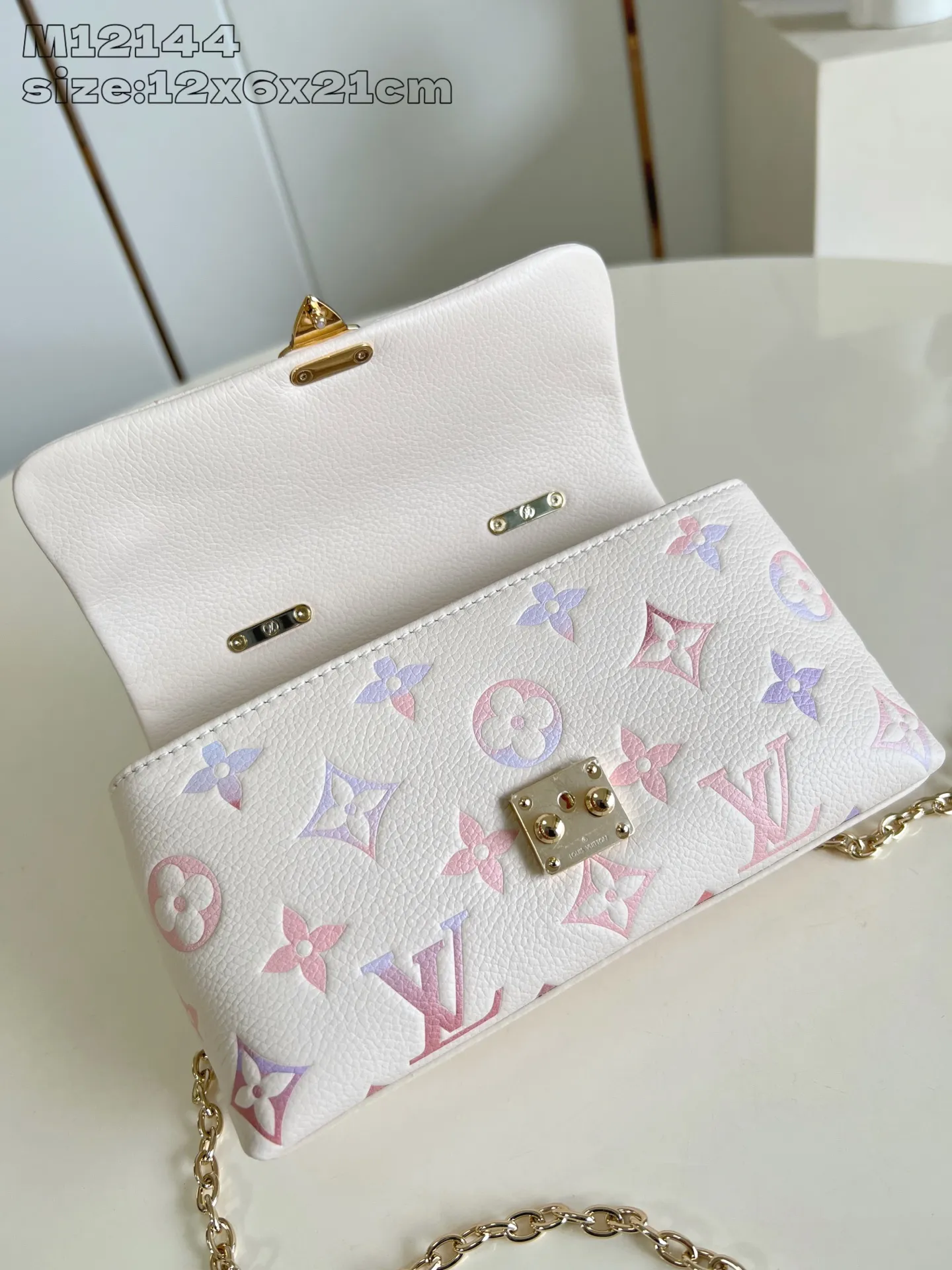 💰980 (top layer leather) top-quality original individual real shot M12144 color gradient] M25596 This Nano Madeleine handbag bathes in the dreamy colors of the new season, and can easily complete various styles. Classic Monogram Empreinte leather bag with signature S-lock clasp, LV Circle decoration and detachable chain. Plenty of space to accommodate daily needs, and multiple carrying methods make it easy to travel with. 12.5 x 6 x 21 cm (height x width x length)