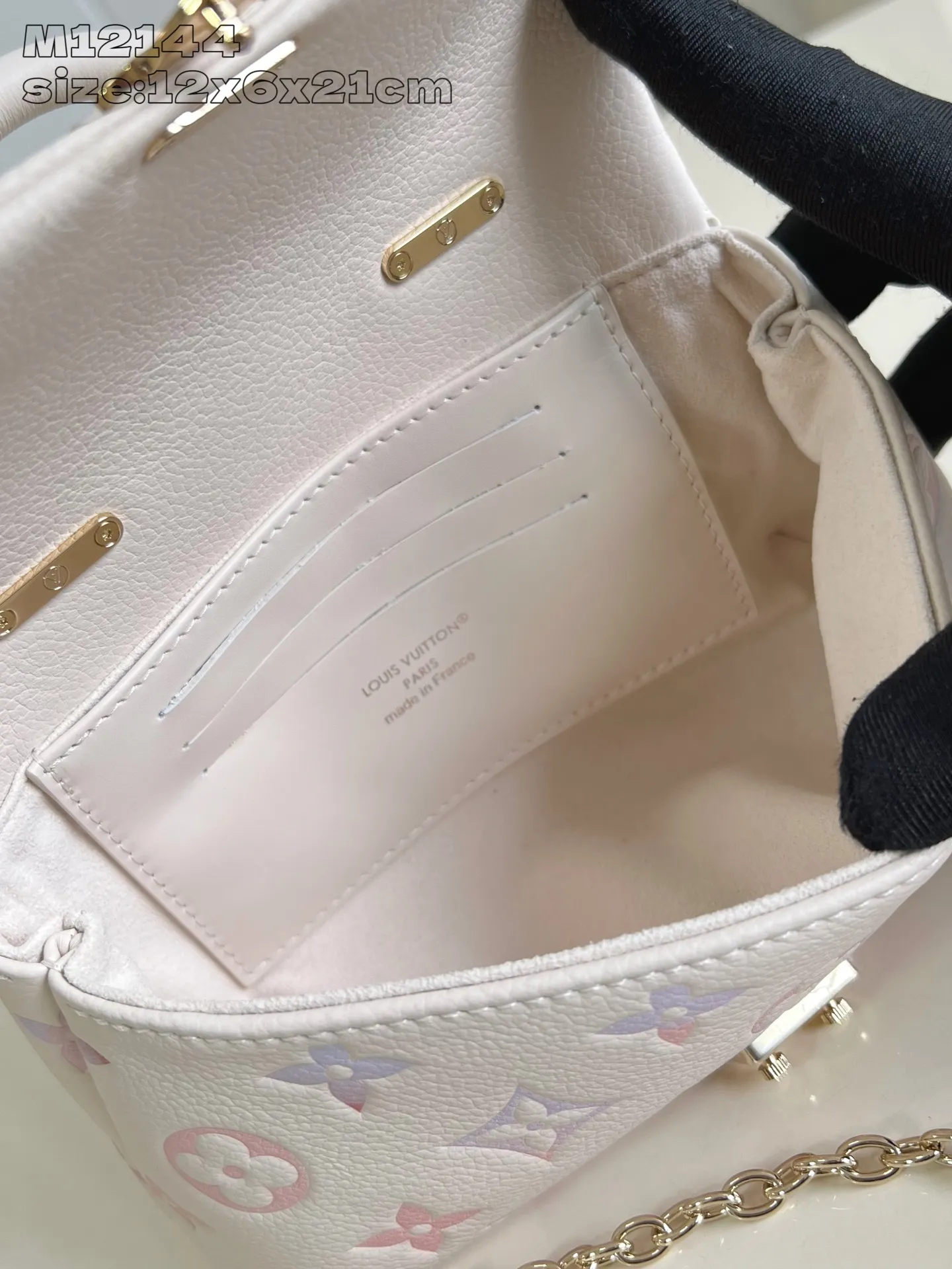 💰980 (top layer leather) top-quality original individual real shot M12144 color gradient] M25596 This Nano Madeleine handbag bathes in the dreamy colors of the new season, and can easily complete various styles. Classic Monogram Empreinte leather bag with signature S-lock clasp, LV Circle decoration and detachable chain. Plenty of space to accommodate daily needs, and multiple carrying methods make it easy to travel with. 12.5 x 6 x 21 cm (height x width x length)