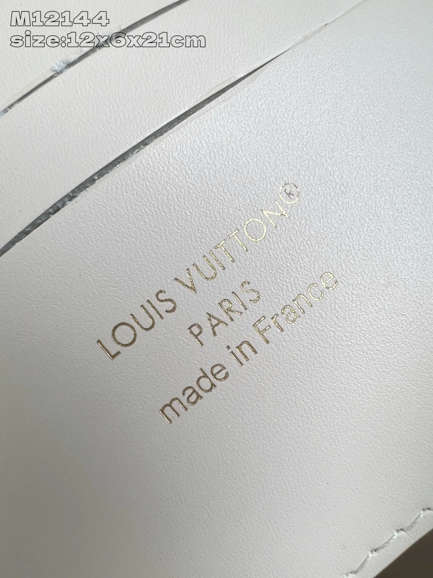 💰980 (top layer leather) top-quality original individual real shot M12144 color gradient] M25596 This Nano Madeleine handbag bathes in the dreamy colors of the new season, and can easily complete various styles. Classic Monogram Empreinte leather bag with signature S-lock clasp, LV Circle decoration and detachable chain. Plenty of space to accommodate daily needs, and multiple carrying methods make it easy to travel with. 12.5 x 6 x 21 cm (height x width x length)