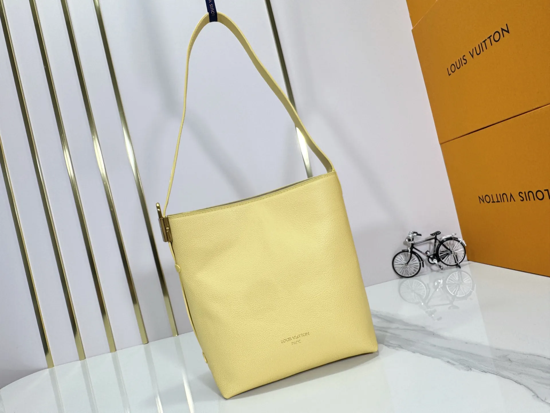 P240 Upgraded original (imitation original) M24988 M24974 M24856 M25022 M25352 M25353 M12982 M14265 M25354 This Low Key Hobo handbag is made of smooth cow leather with suede cow leather lining. It can accommodate short wallets, large smartphones, keys and other small items. The shoulder strap is adjustable with a padlock buckle, and a removable Monogram canvas zippered interior pocket keeps it organized. Dimensions: 24.0 x 28.0 x 16.0 cm (length x height x width)