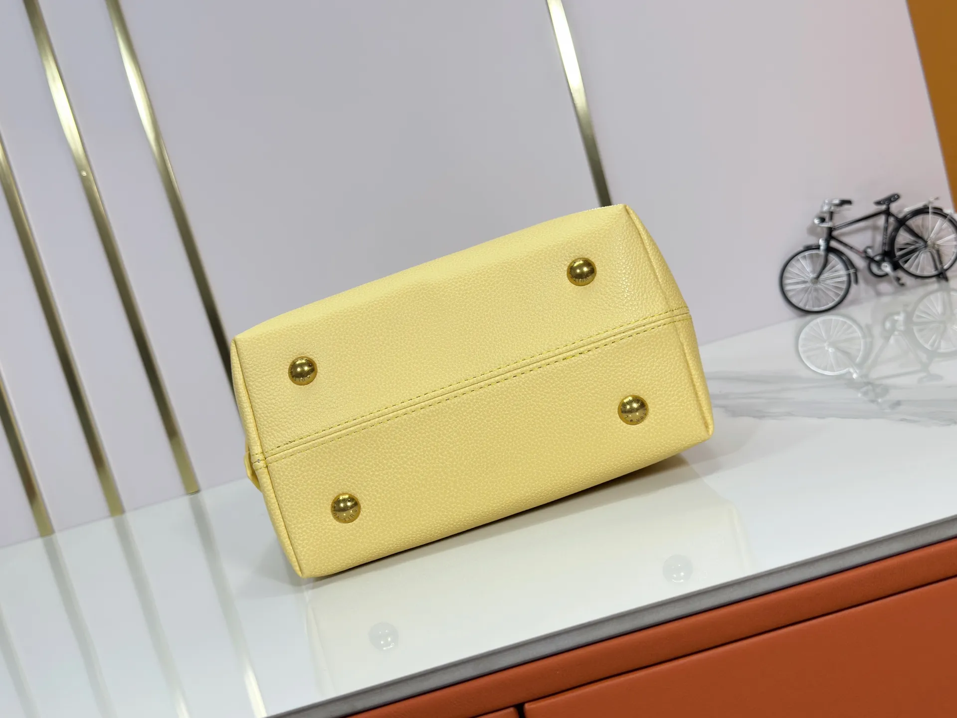 P240 Upgraded original (imitation original) M24988 M24974 M24856 M25022 M25352 M25353 M12982 M14265 M25354 This Low Key Hobo handbag is made of smooth cow leather with suede cow leather lining. It can accommodate short wallets, large smartphones, keys and other small items. The shoulder strap is adjustable with a padlock buckle, and a removable Monogram canvas zippered interior pocket keeps it organized. Dimensions: 24.0 x 28.0 x 16.0 cm (length x height x width)