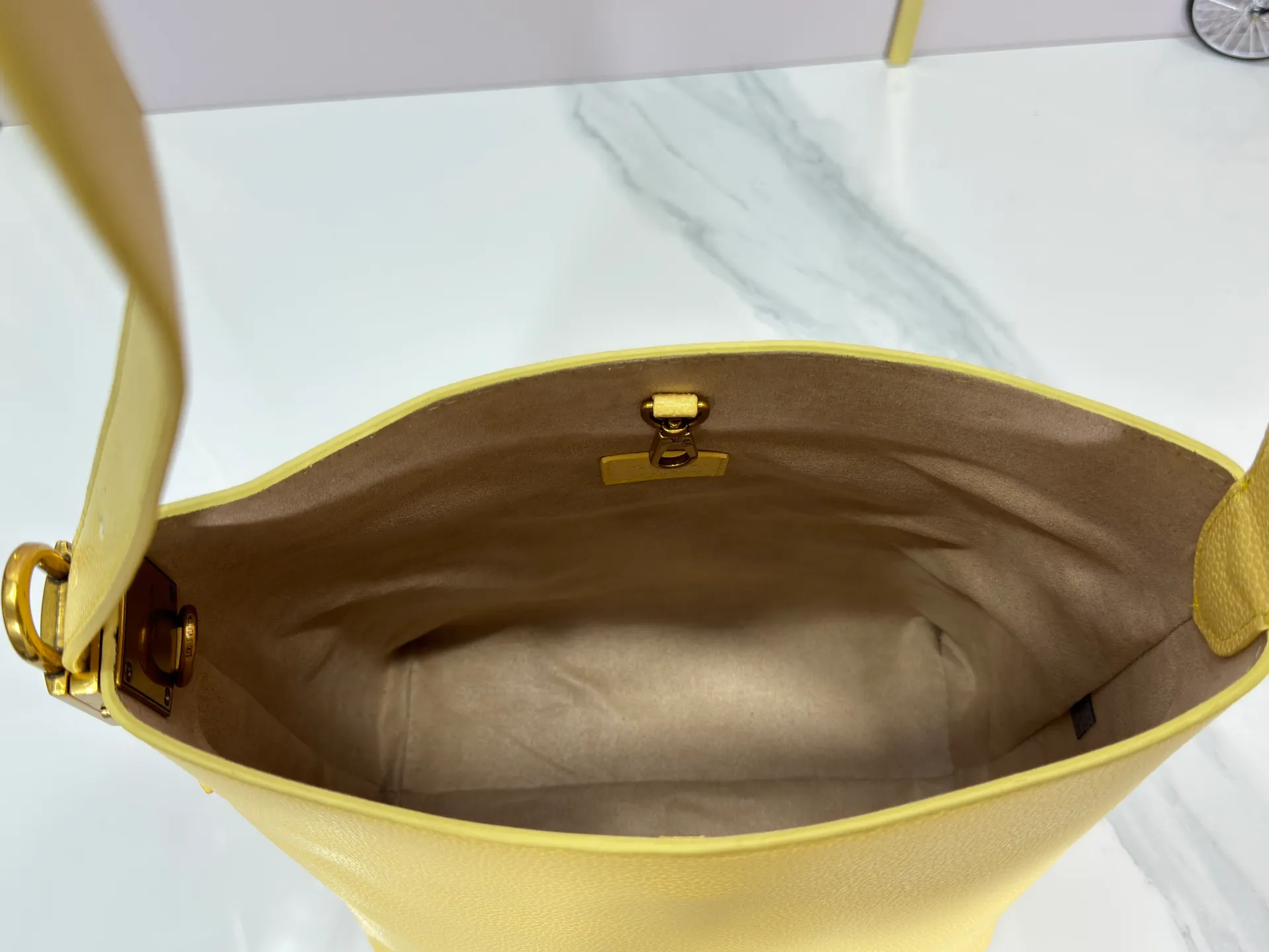 P240 Upgraded original (imitation original) M24988 M24974 M24856 M25022 M25352 M25353 M12982 M14265 M25354 This Low Key Hobo handbag is made of smooth cow leather with suede cow leather lining. It can accommodate short wallets, large smartphones, keys and other small items. The shoulder strap is adjustable with a padlock buckle, and a removable Monogram canvas zippered interior pocket keeps it organized. Dimensions: 24.0 x 28.0 x 16.0 cm (length x height x width)