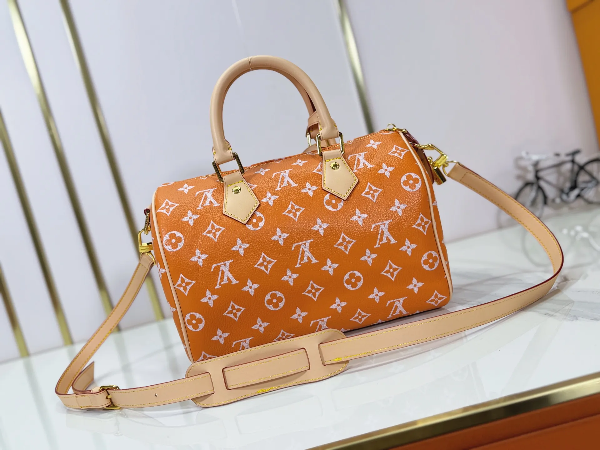 P280 Upgraded original M24424 M24425 M24426 M24423 M24443 M This Speedy Bandoulière 25 Monogram Leather handbag is made of soft cow leather and uses Monogram pattern to reproduce the elegant look and feel of canvas printing. Dazzling metal hardware, sheepskin lining and nameplate all reflect Creative Director Pharrell Williams' relentless attention to detail. Dimensions: 25.0 x 15.0 x 15.0 cm (length x height x width)